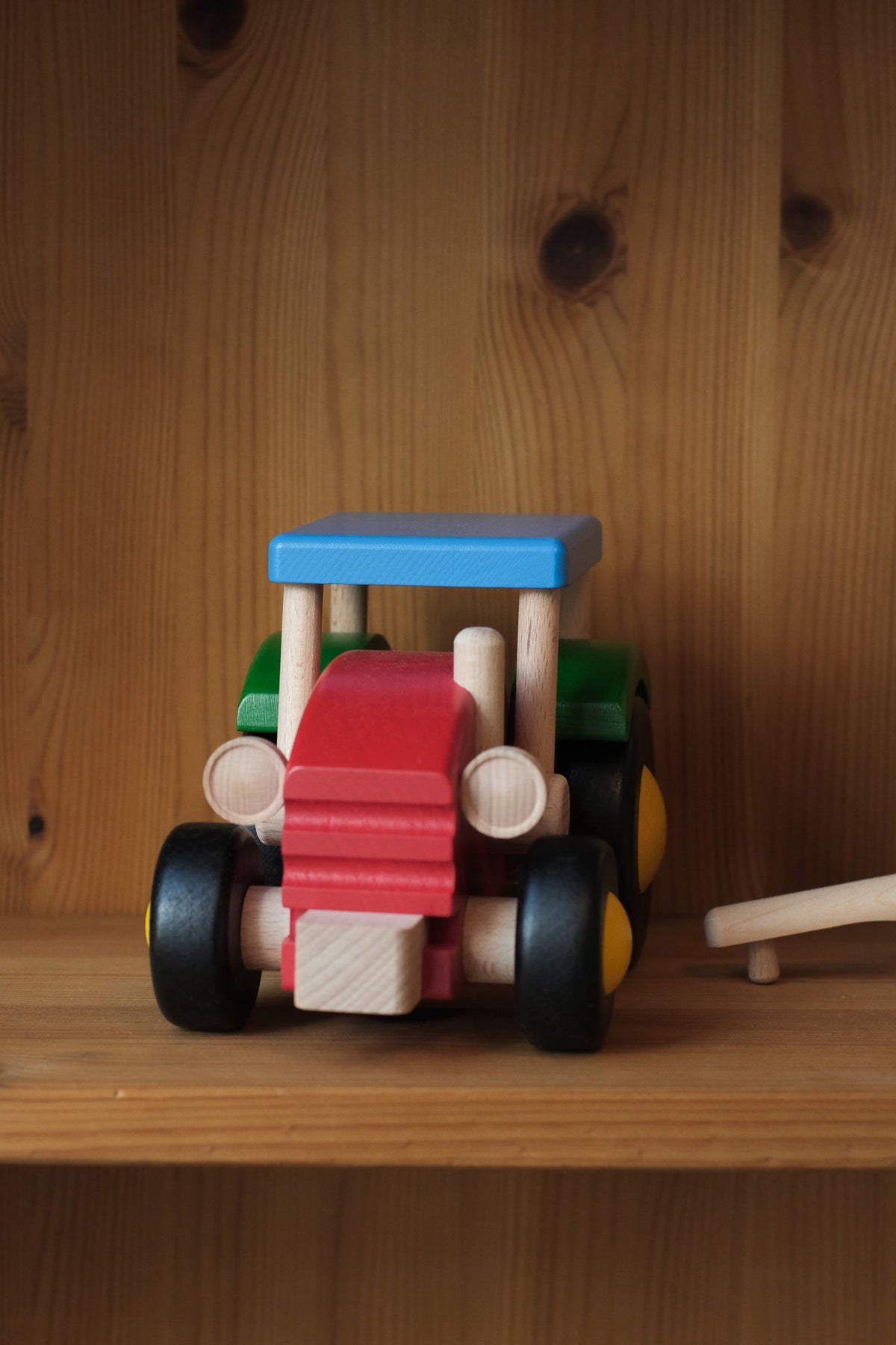Traktor med tilhenger i tre