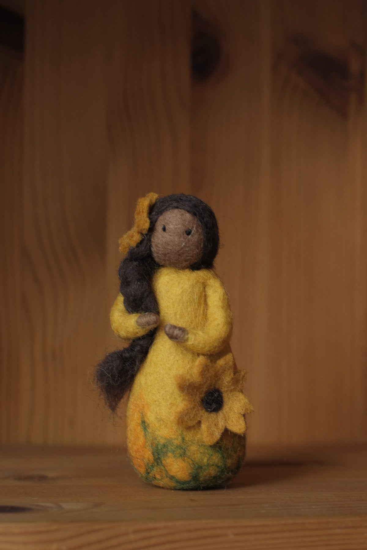 Jente med solsikke - ullfigur