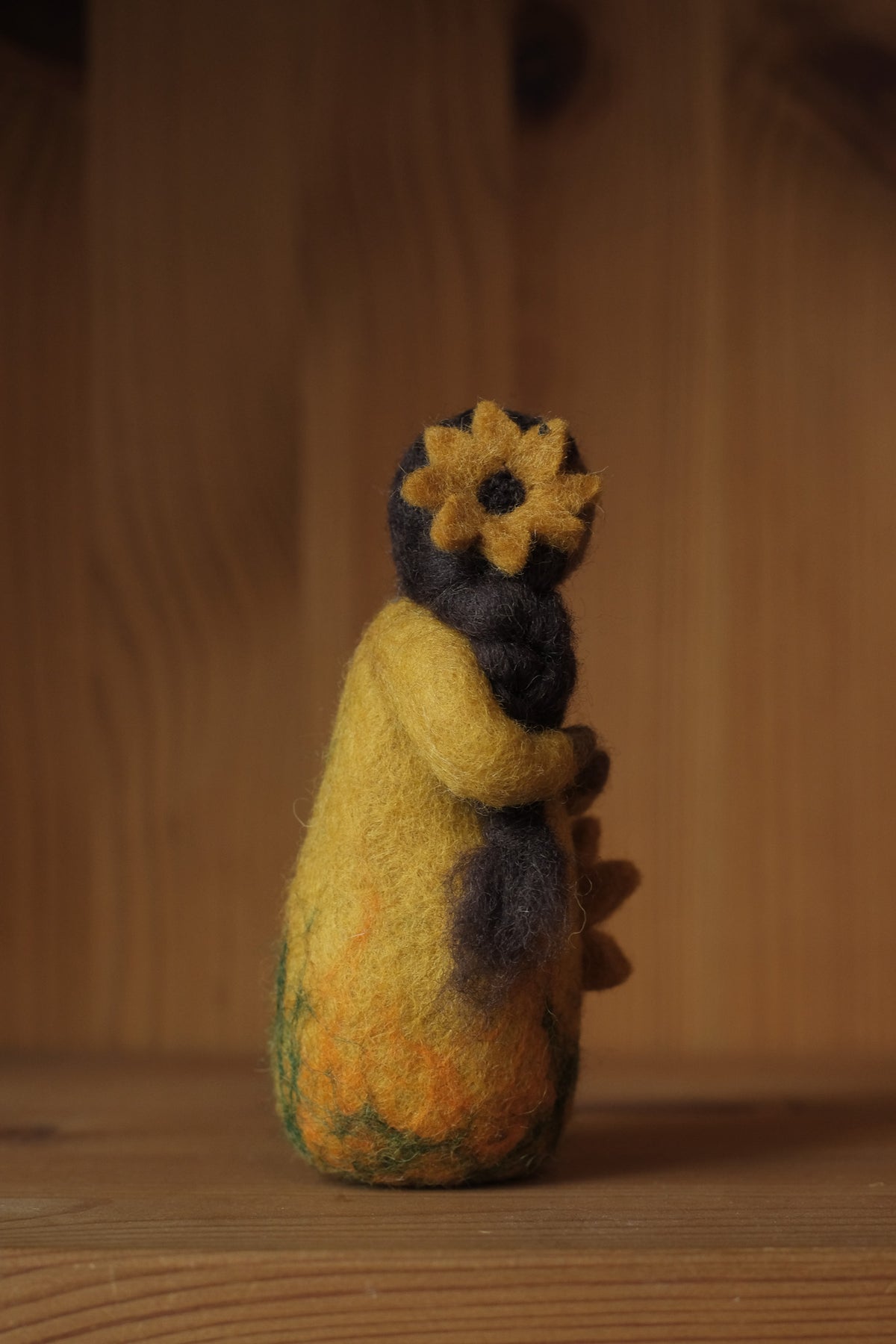 Jente med solsikke - ullfigur