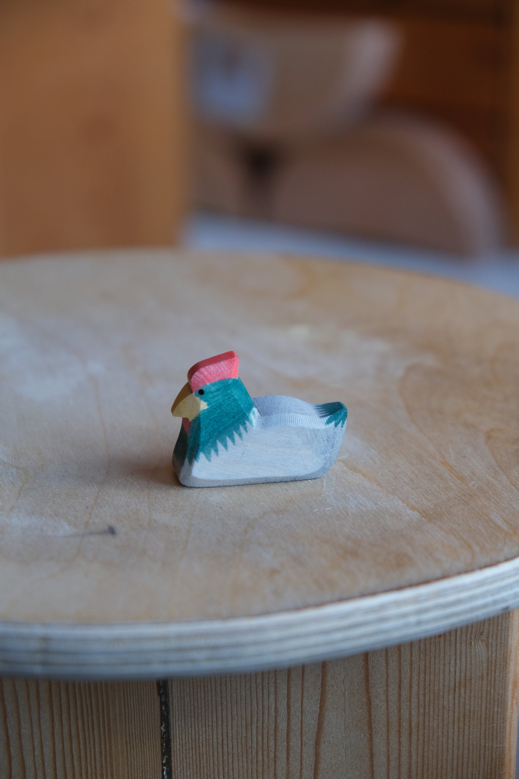 Hen dark on nest - trefigur