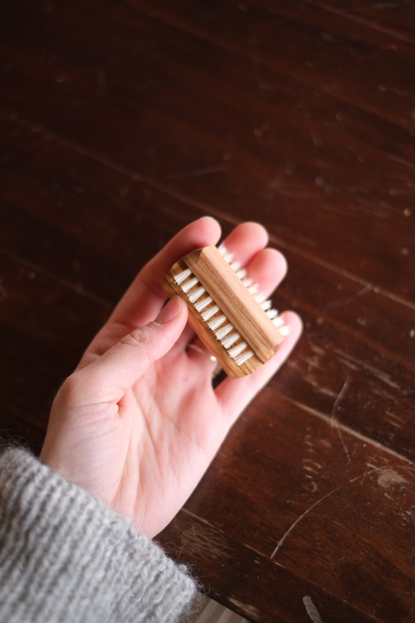 Neglebørste i oliventre