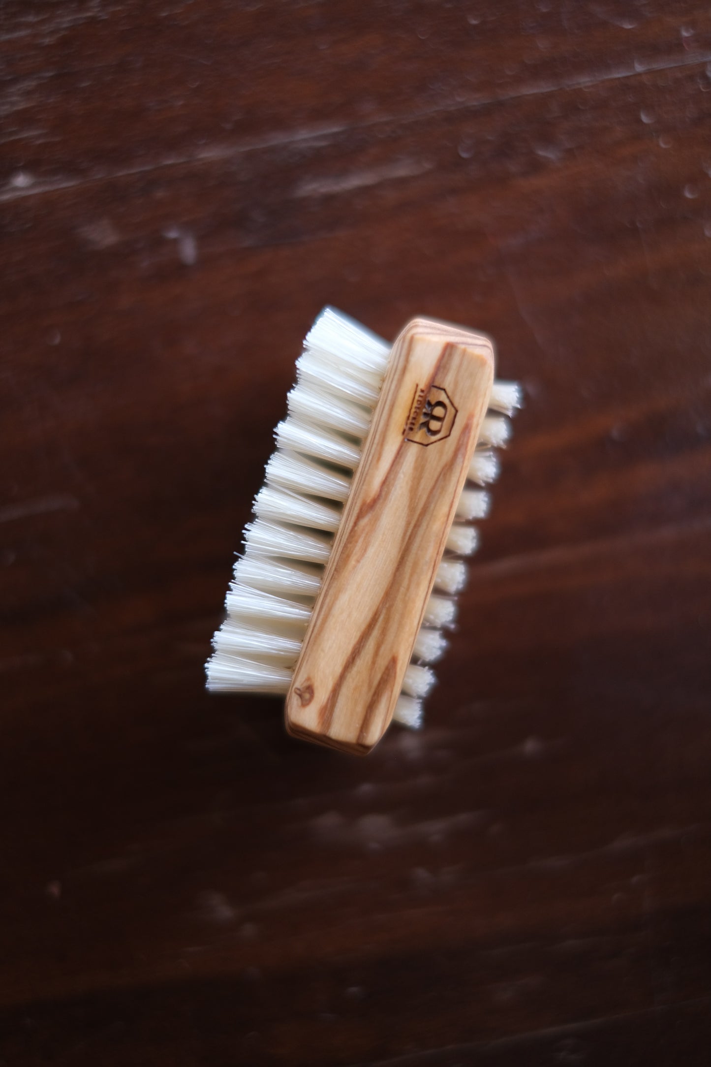 Neglebørste i oliventre