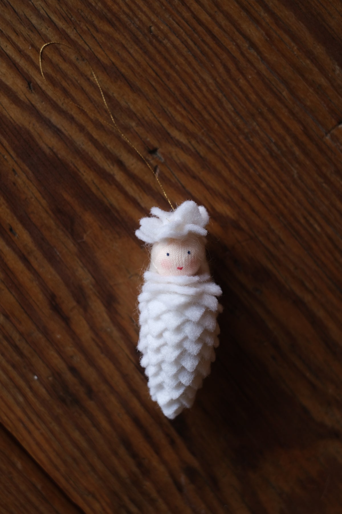 Liten snøkongle - hengeullfigur