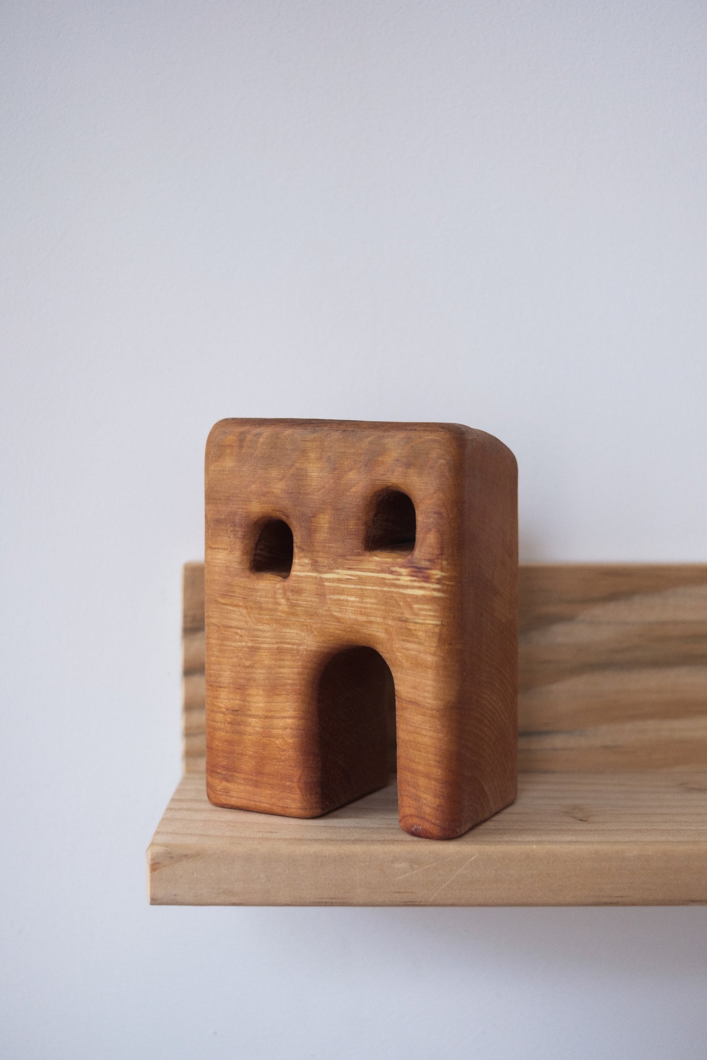 Trehus med to vinduer