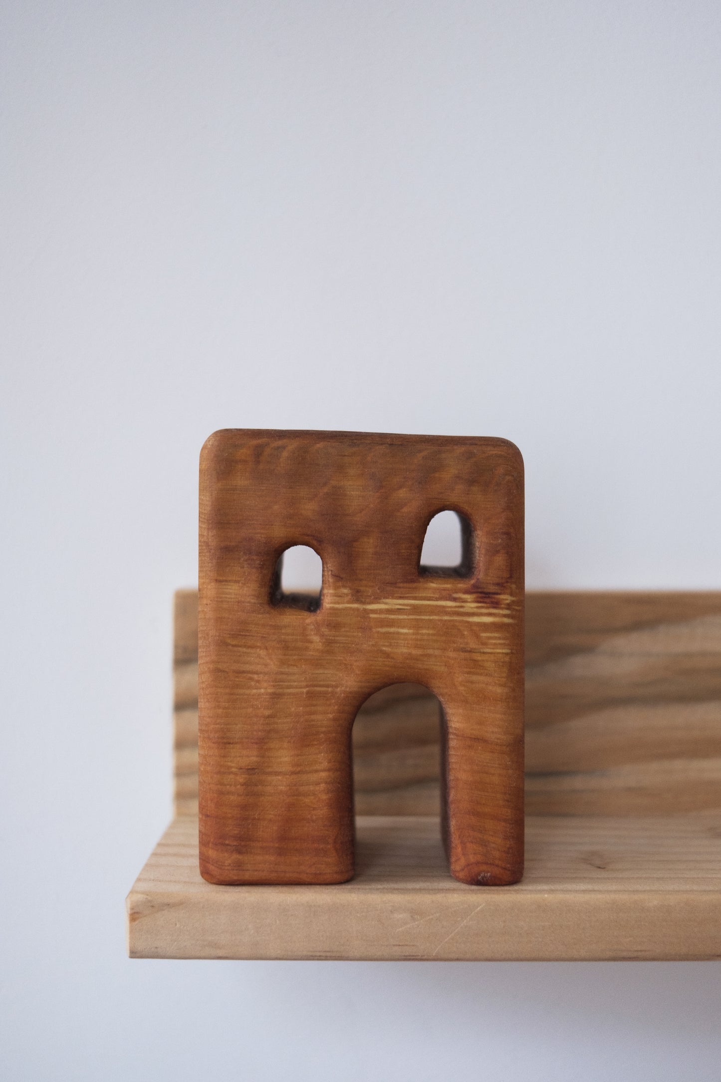 Trehus med to vinduer