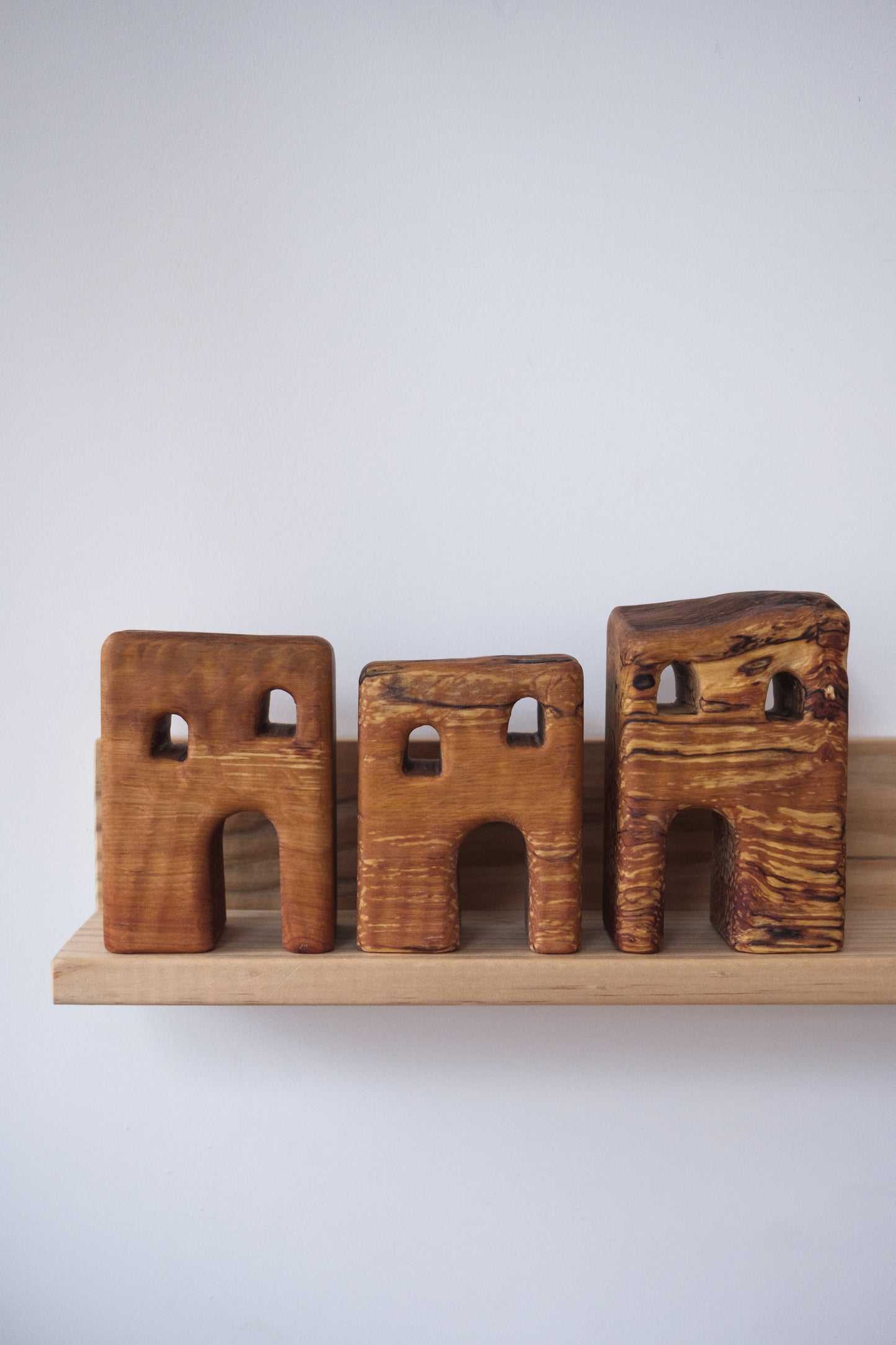 Trehus med to vinduer