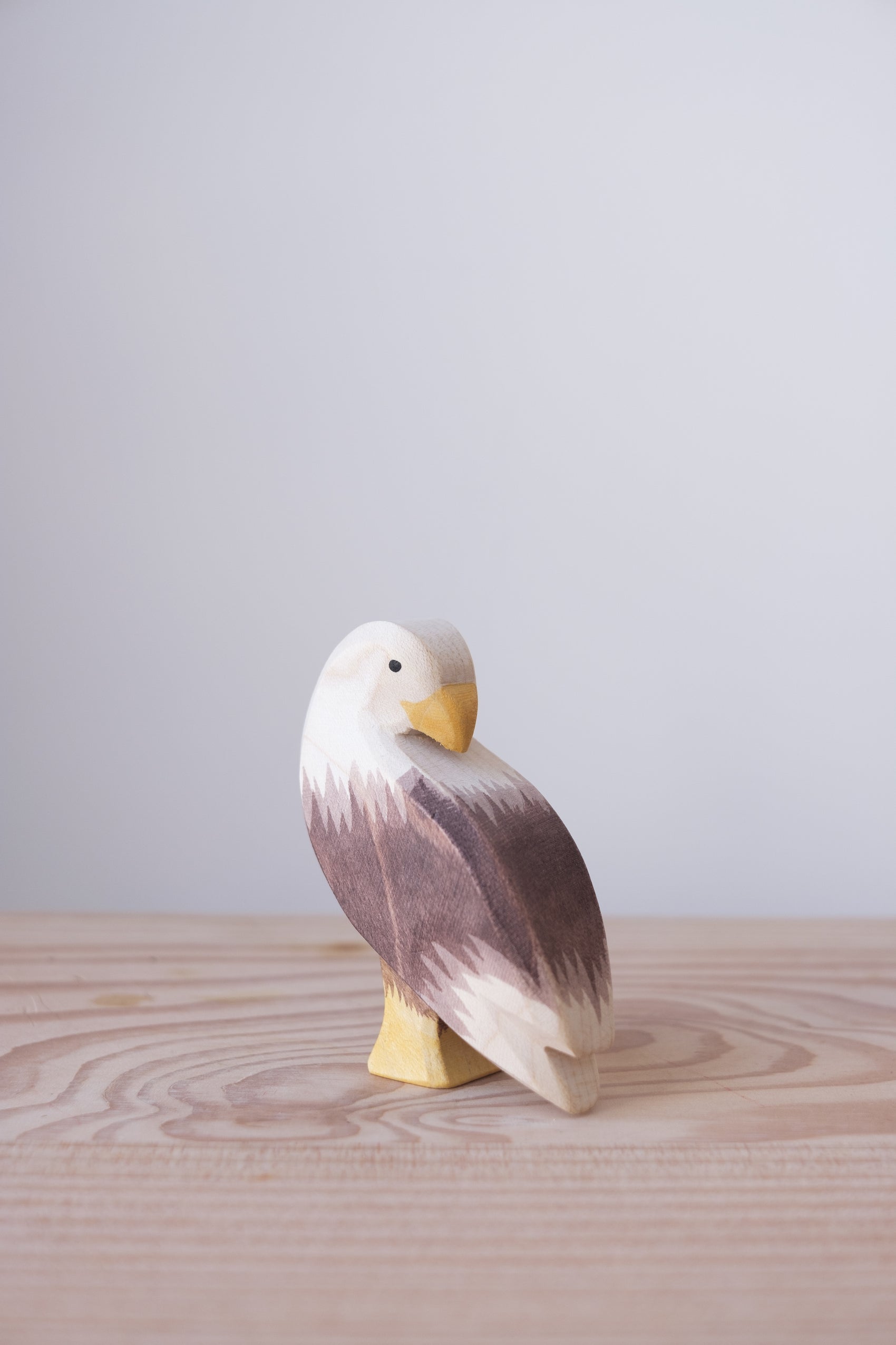 Bald eagle standing - trefigur