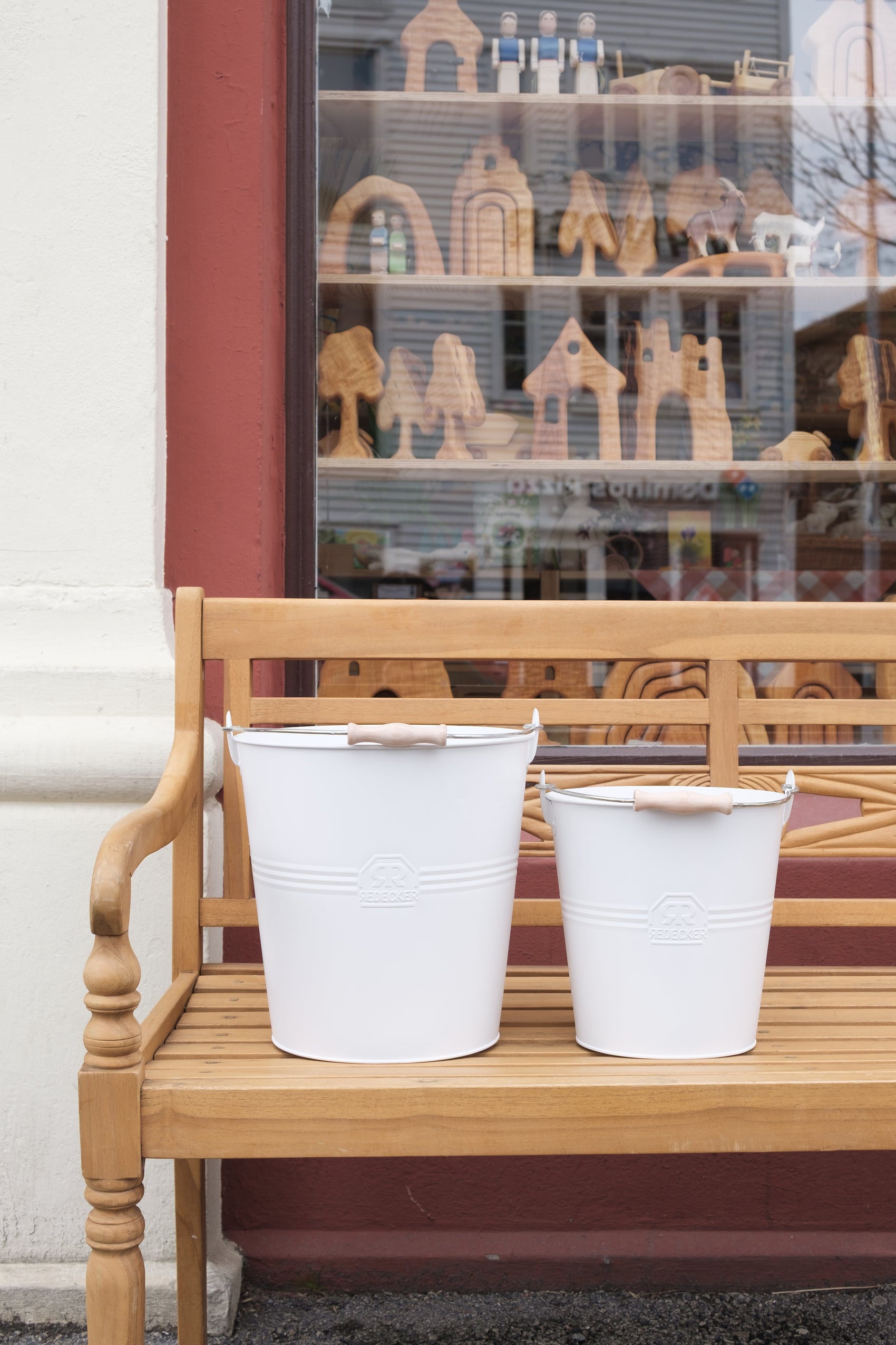 Hvit metallbøtte med trehåndtak