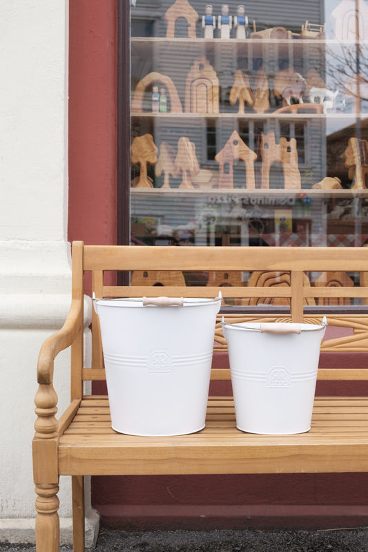 Hvit metallbøtte med trehåndtak