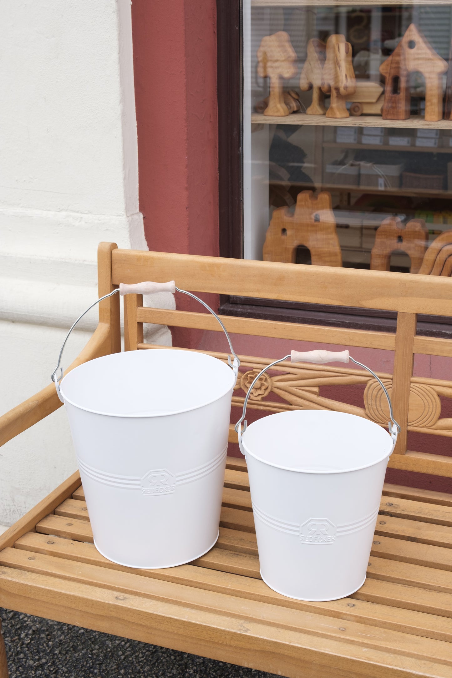 Hvit metallbøtte med trehåndtak