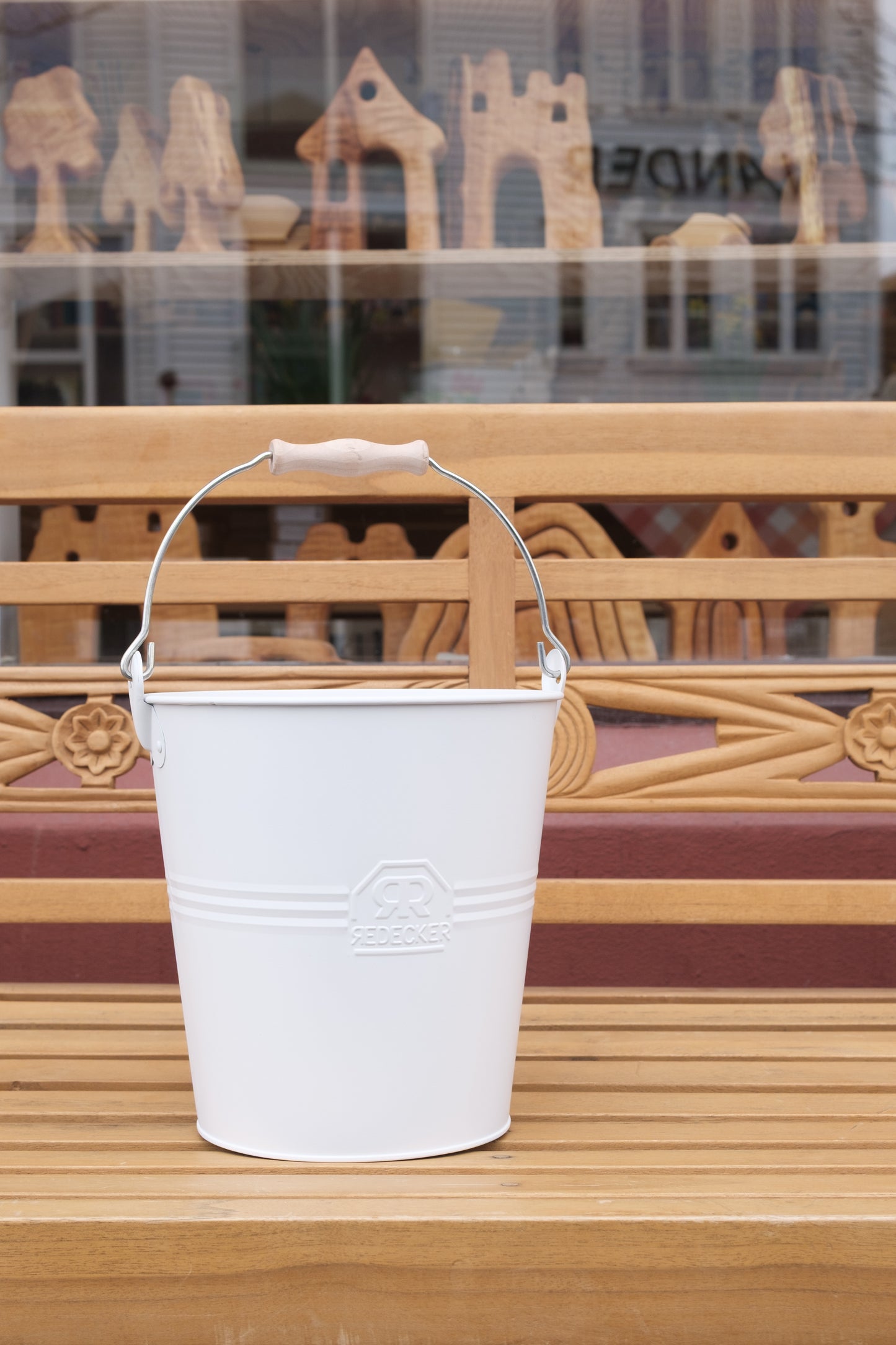 Hvit metallbøtte med trehåndtak