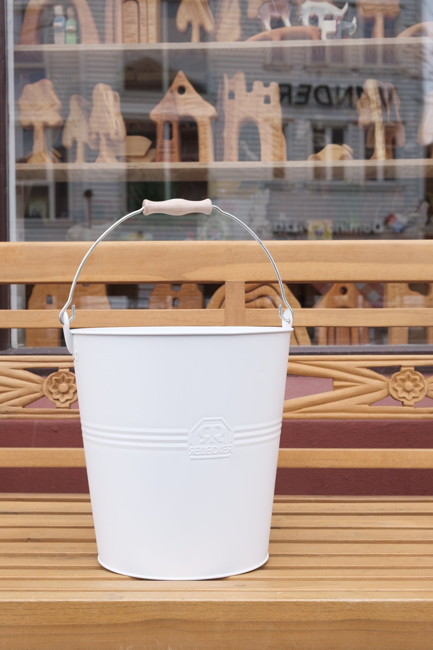 Hvit metallbøtte med trehåndtak