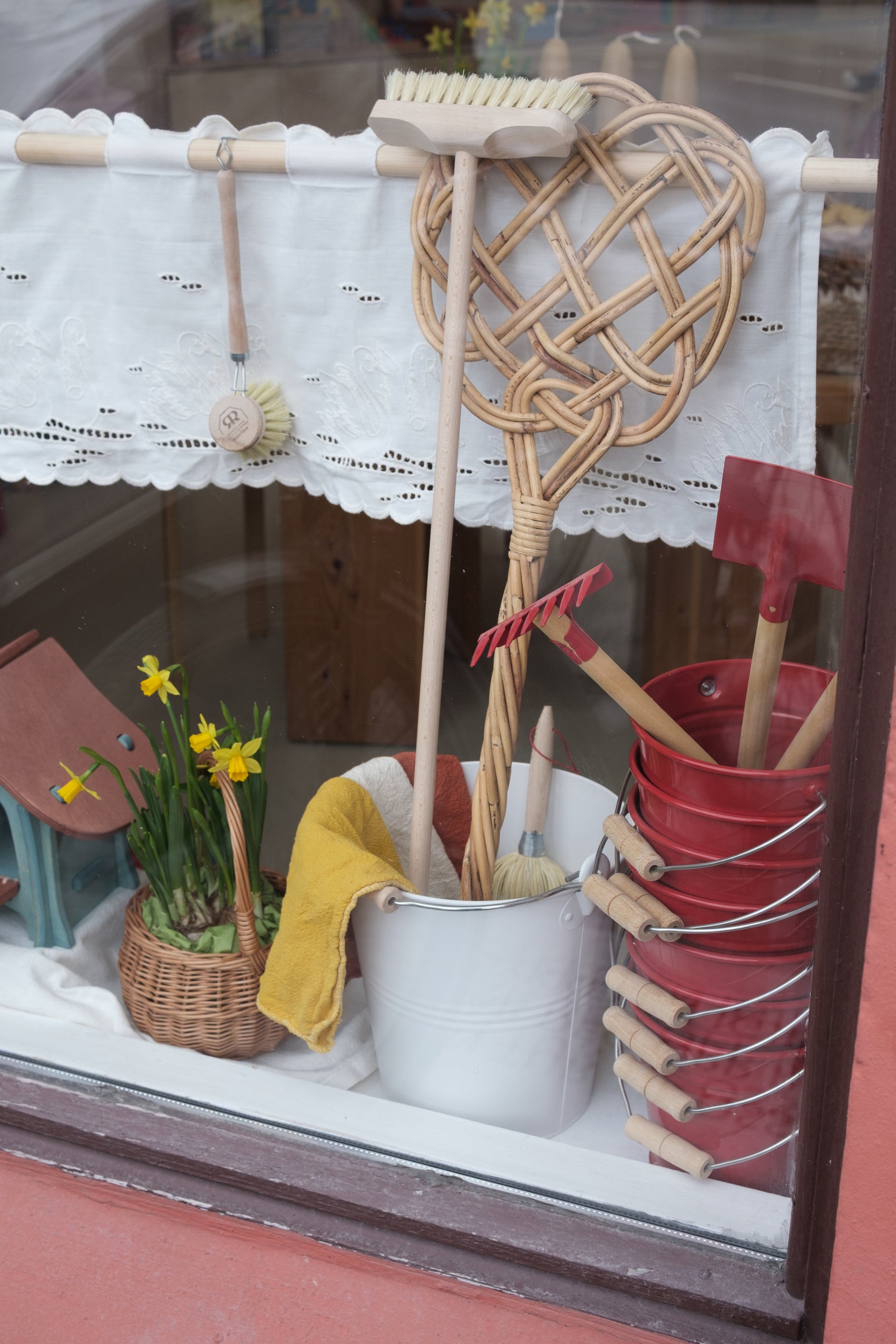 Hvit metallbøtte med trehåndtak