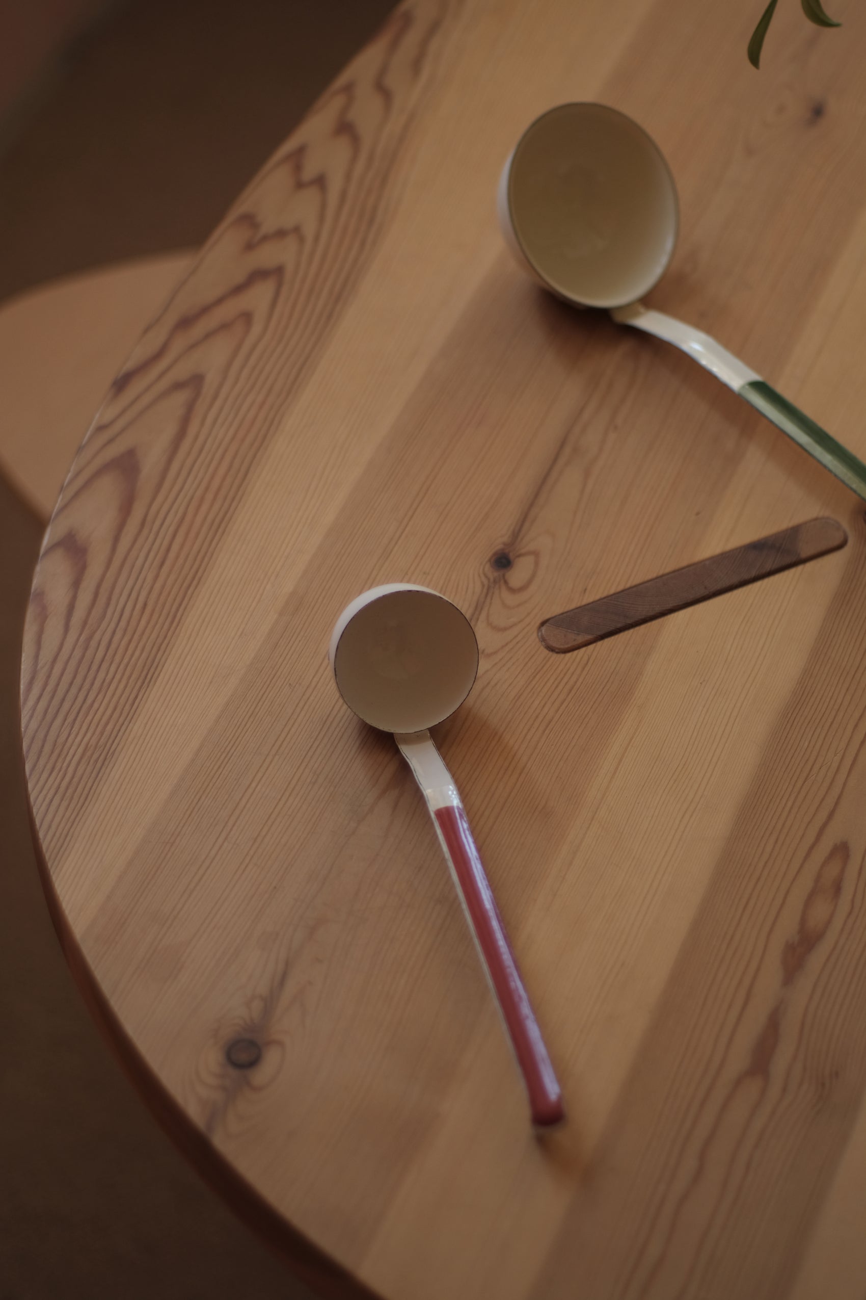 Øse - rød skaft - 26 cm