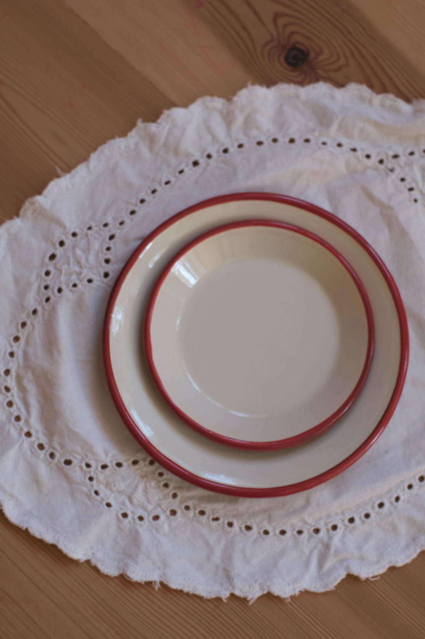 Fat - rød kant - 14 cm