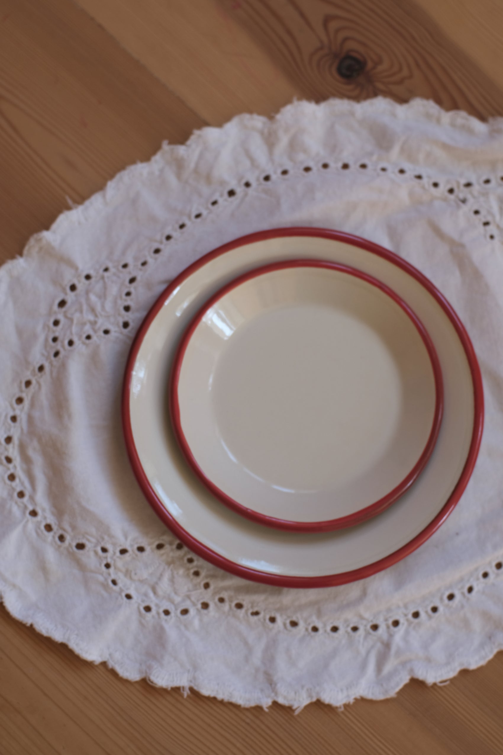 Fat - rød kant - 14 cm