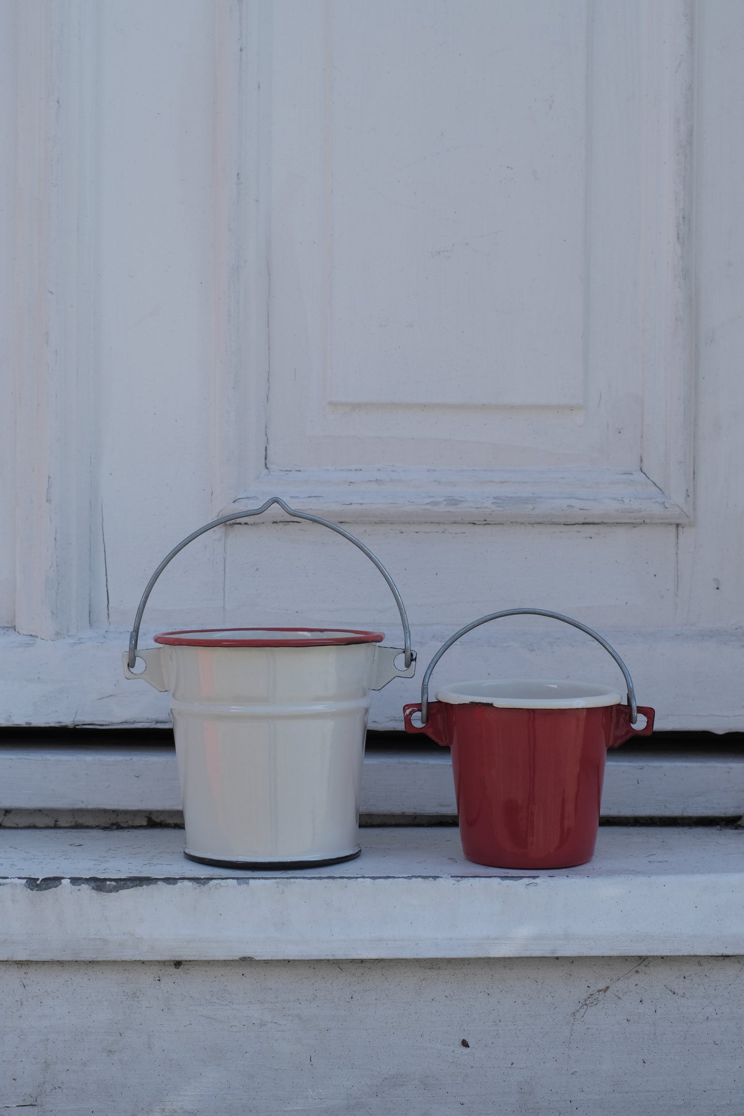 Liten bøtte - rød kant - 11 cm