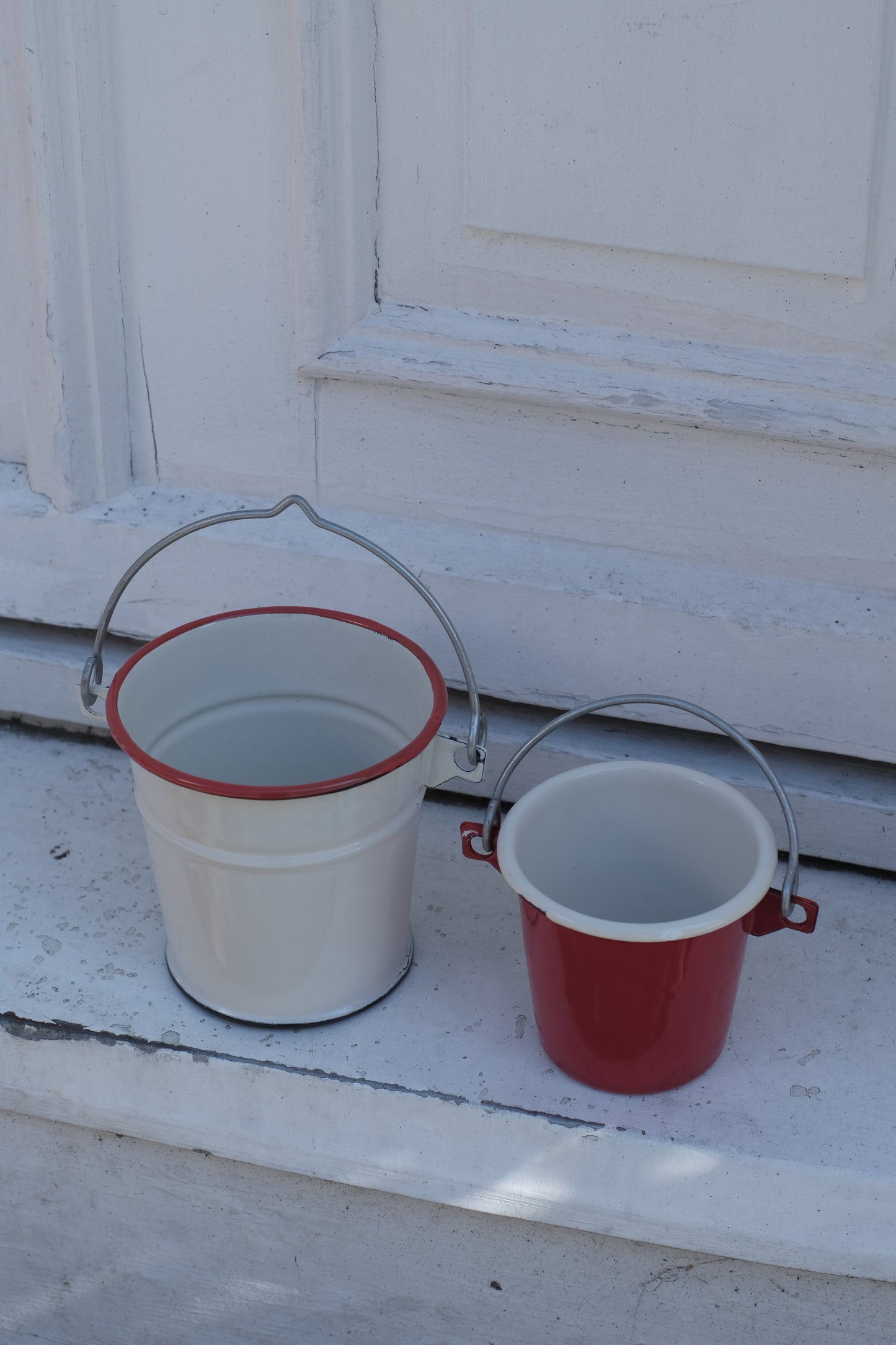 Liten bøtte - rød kant - 11 cm