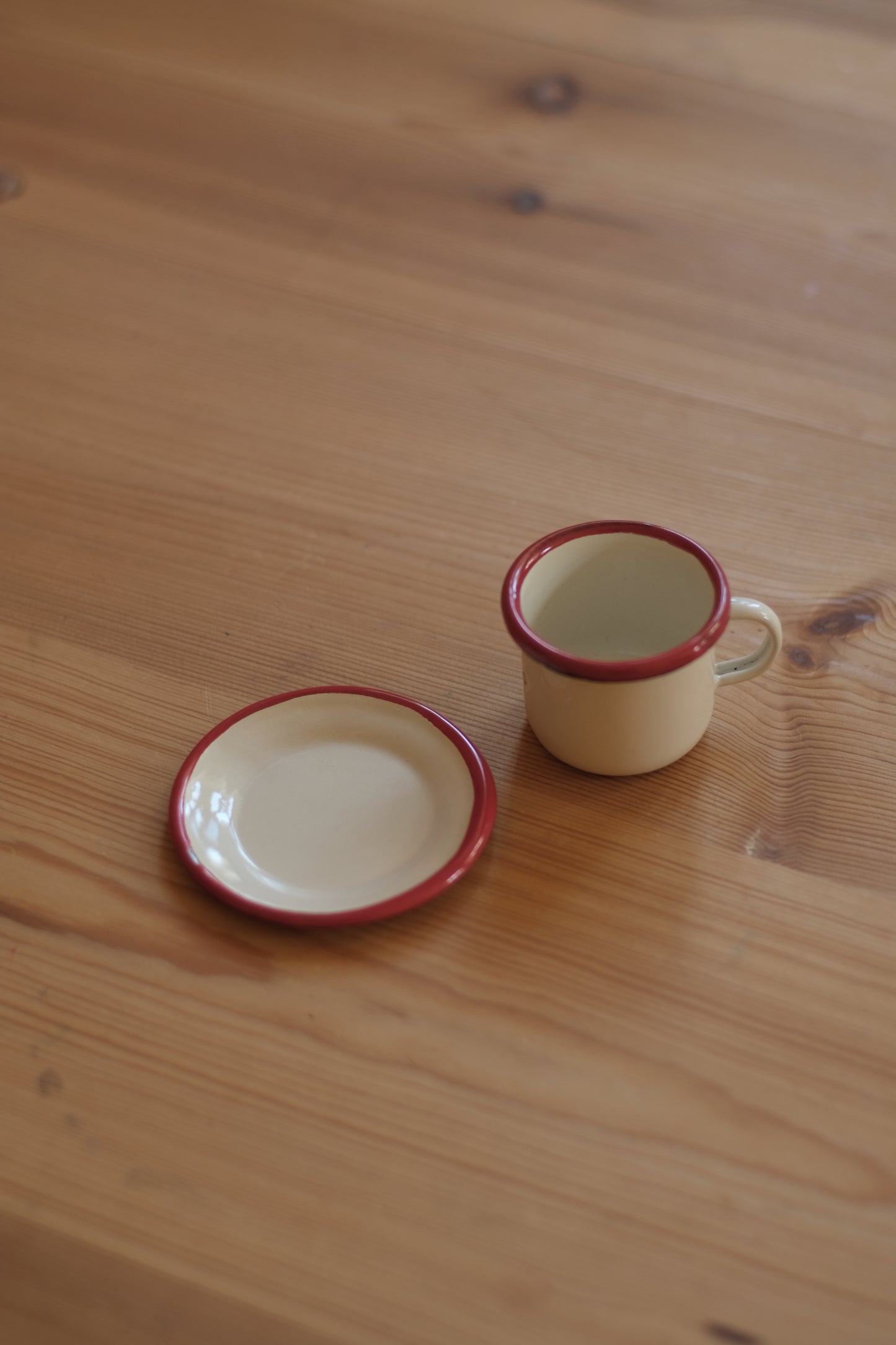 Mini kopp med underskål - rød kant - 5 cm