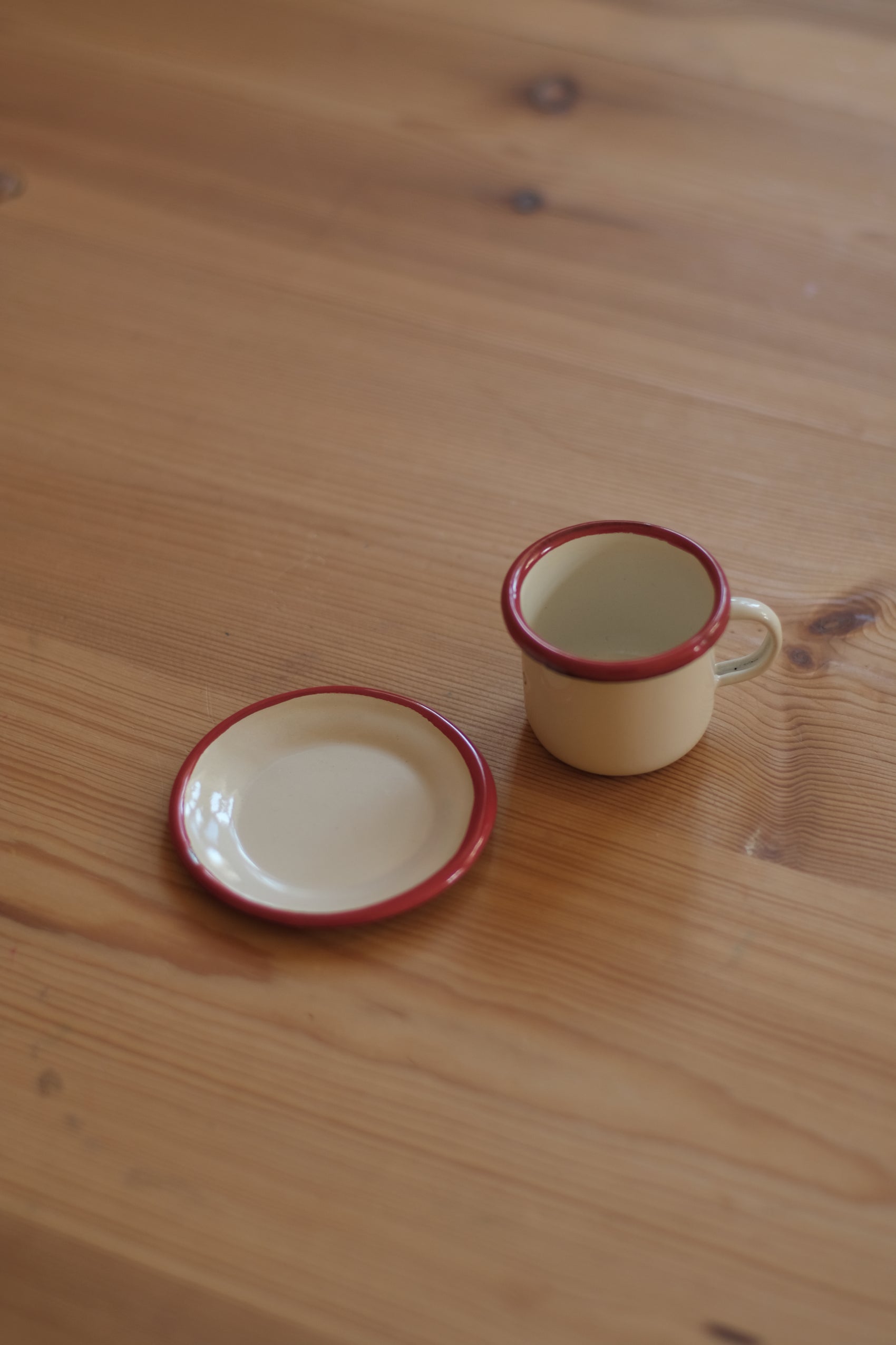 Mini kopp med underskål - rød kant - 5 cm