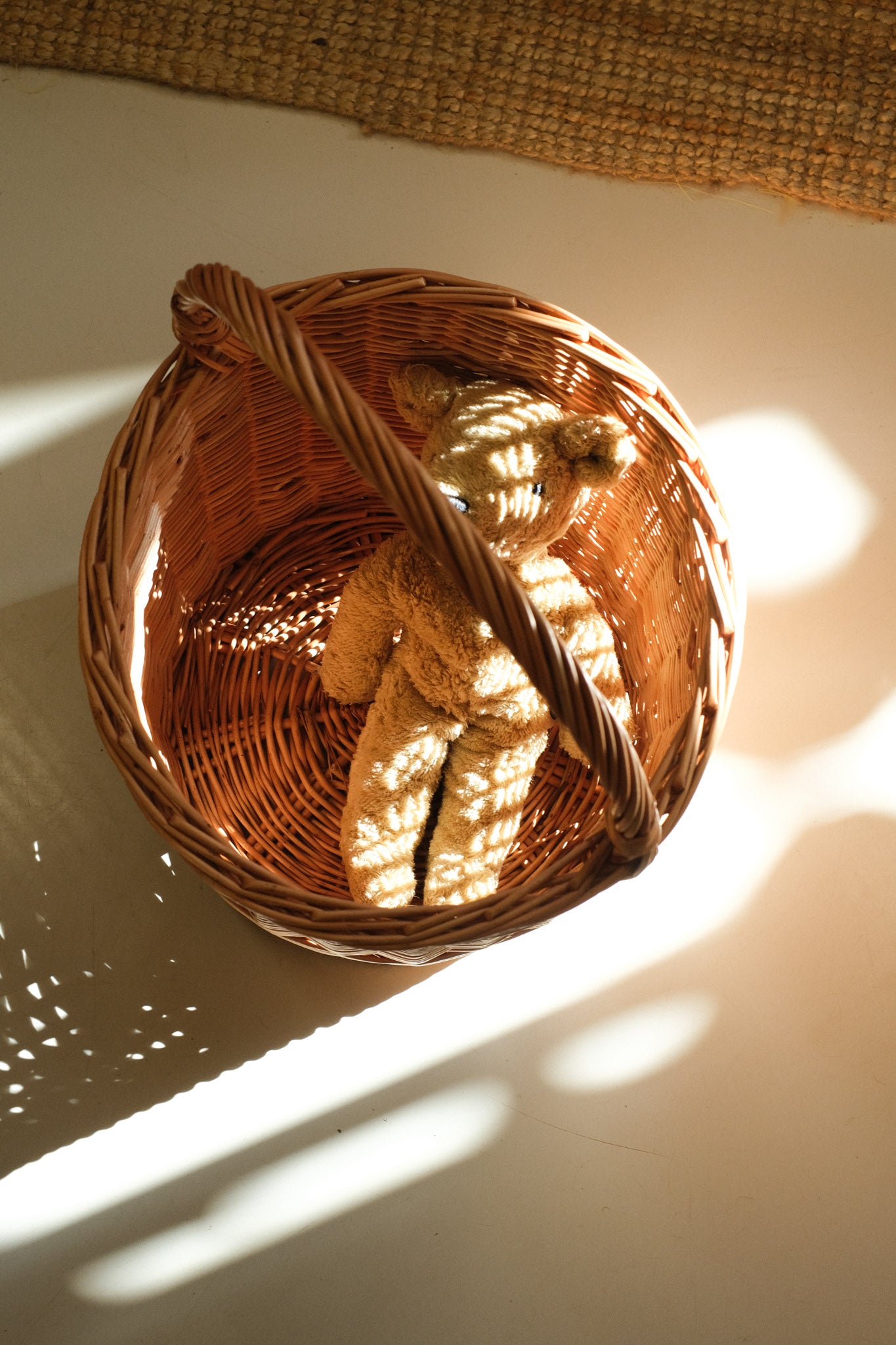 Rund seljekurv med håndtak