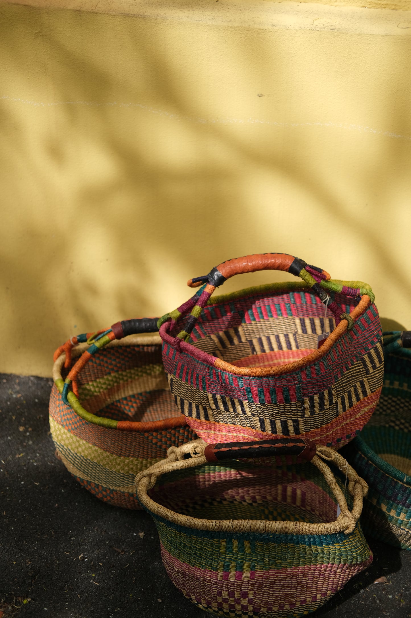 Fargerik bolga kurv av steppegress - stor