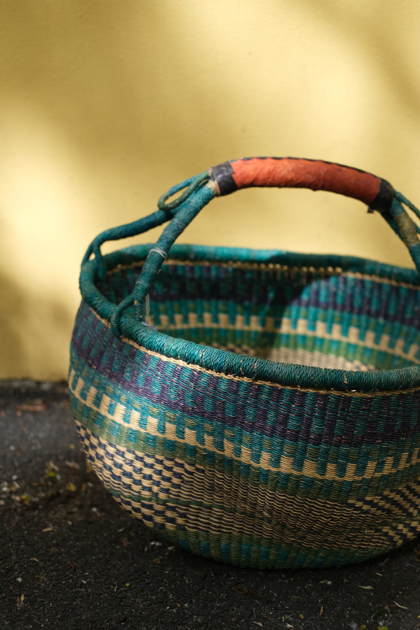 Fargerik bolga kurv av steppegress - stor