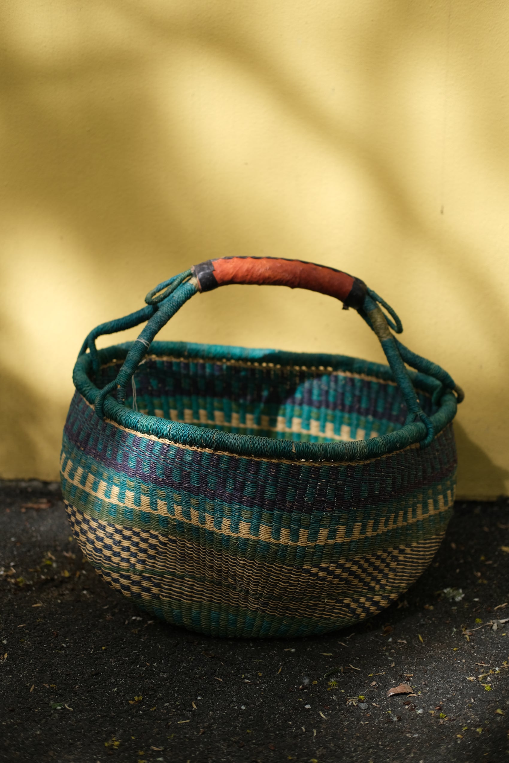 Fargerik bolga kurv av steppegress - stor