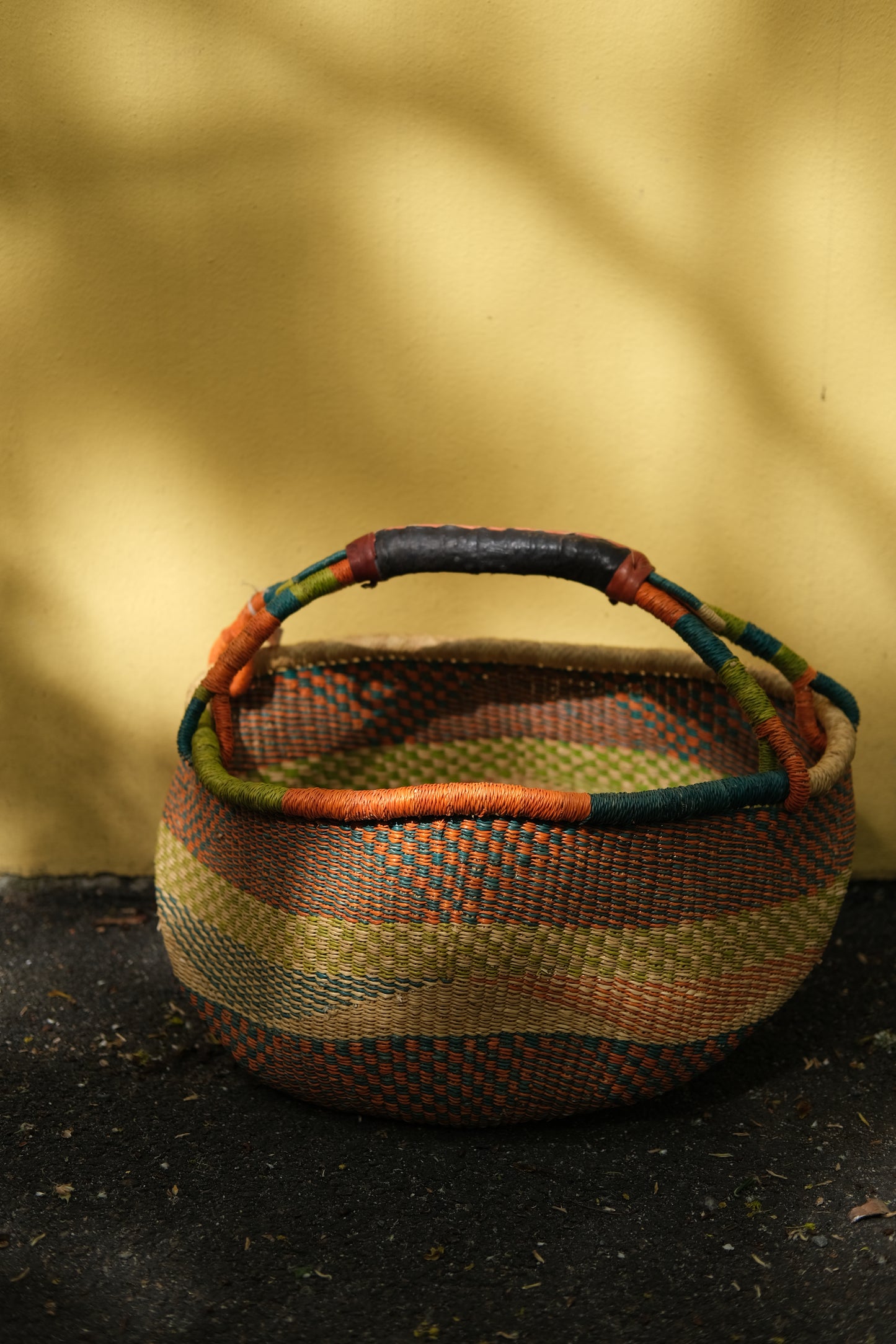 Fargerik bolga kurv av steppegress - stor