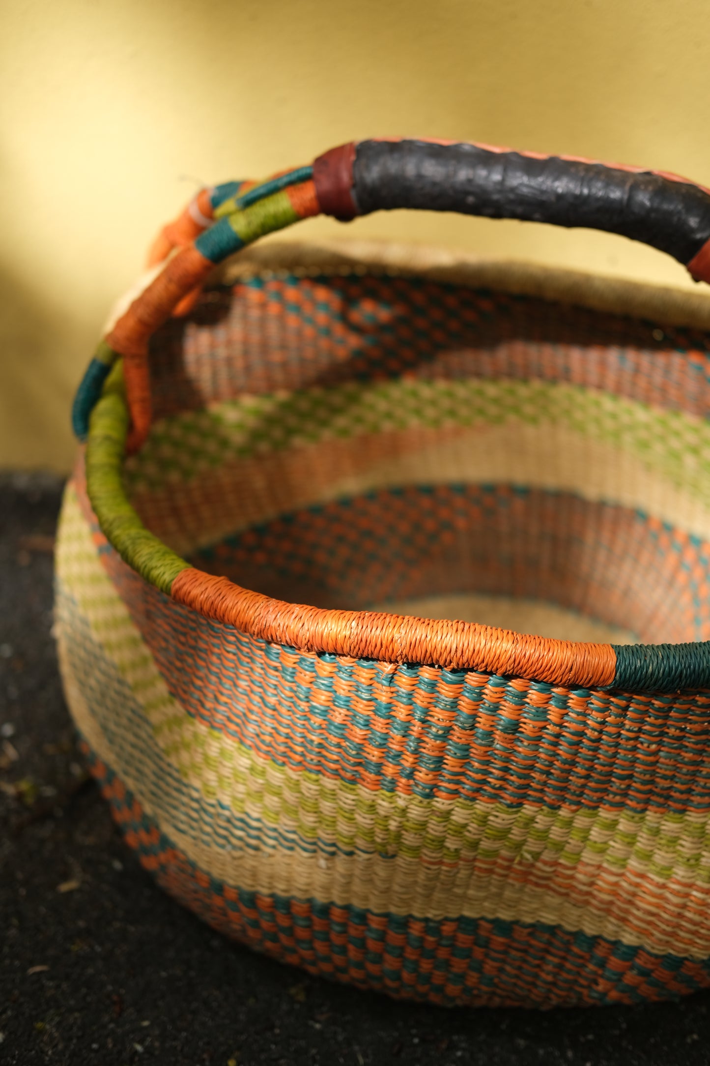 Fargerik bolga kurv av steppegress - stor