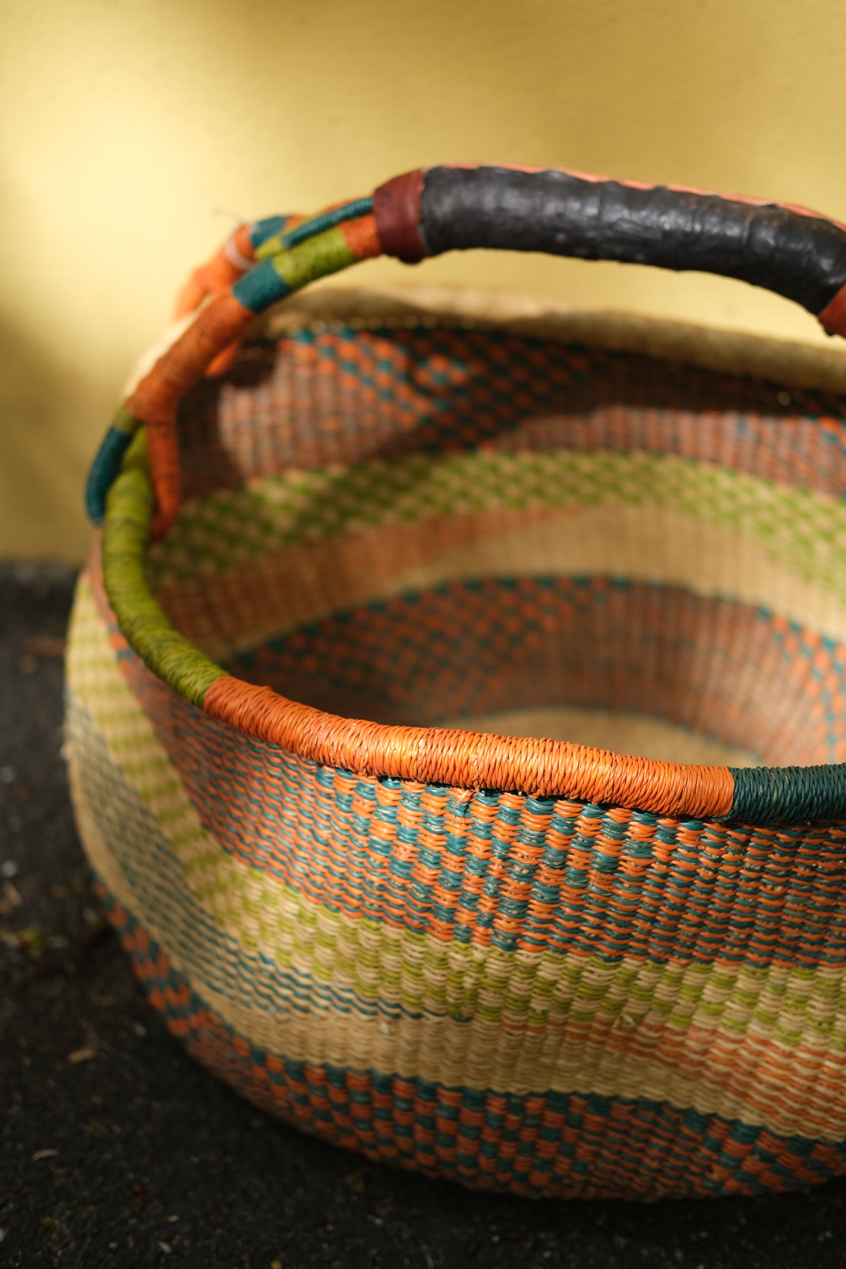 Fargerik bolga kurv av steppegress - stor