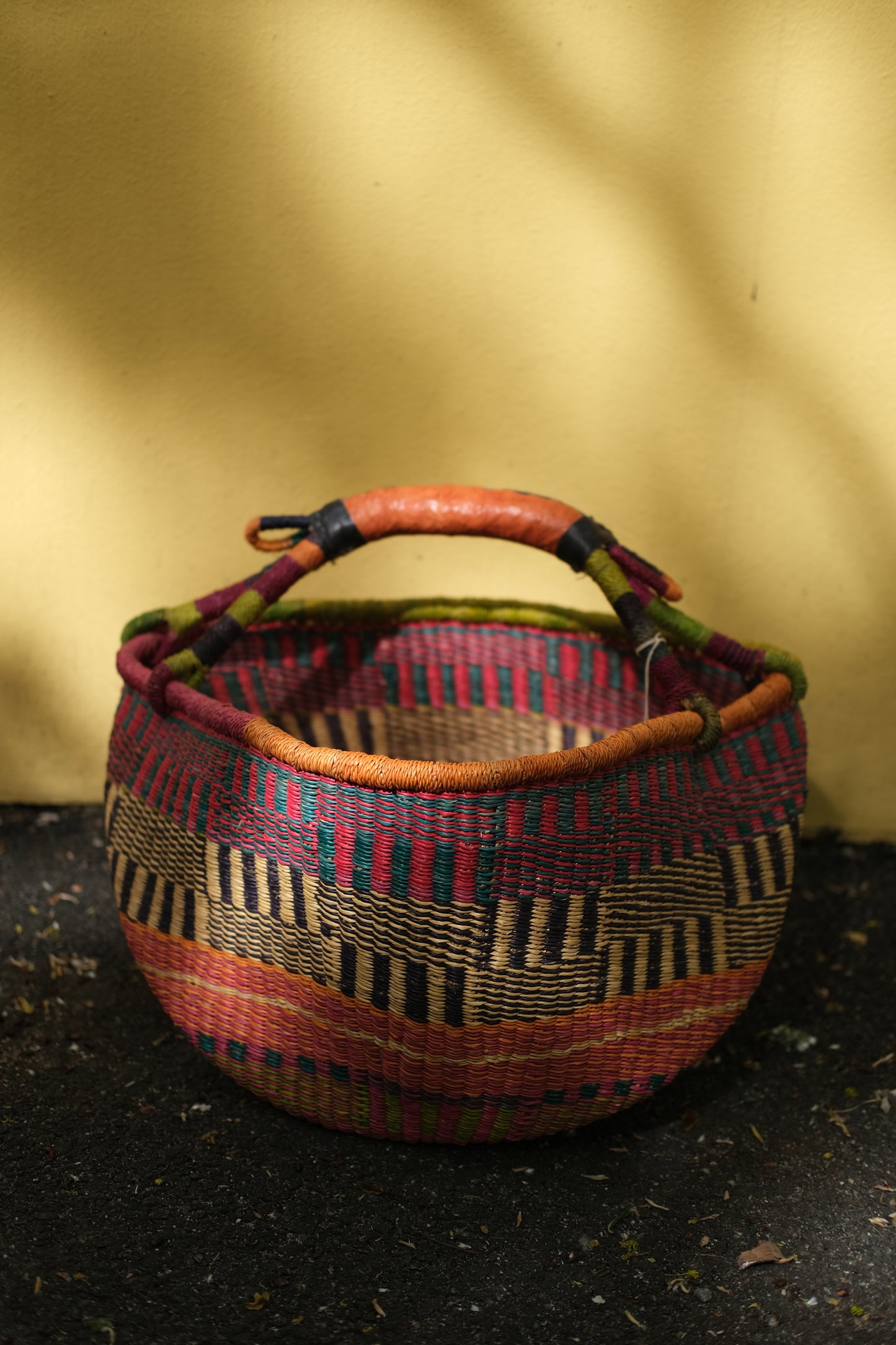 Fargerik bolga kurv av steppegress - stor