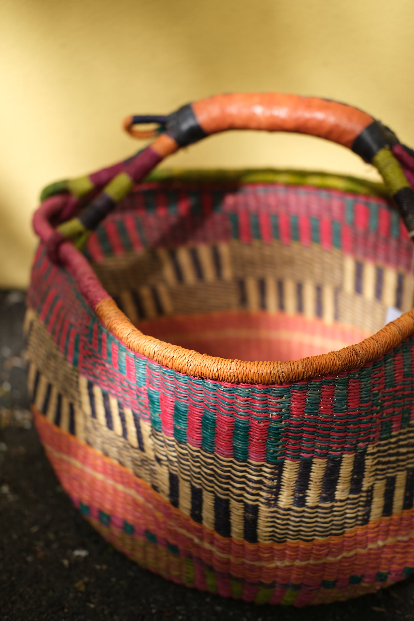 Fargerik bolga kurv av steppegress - stor