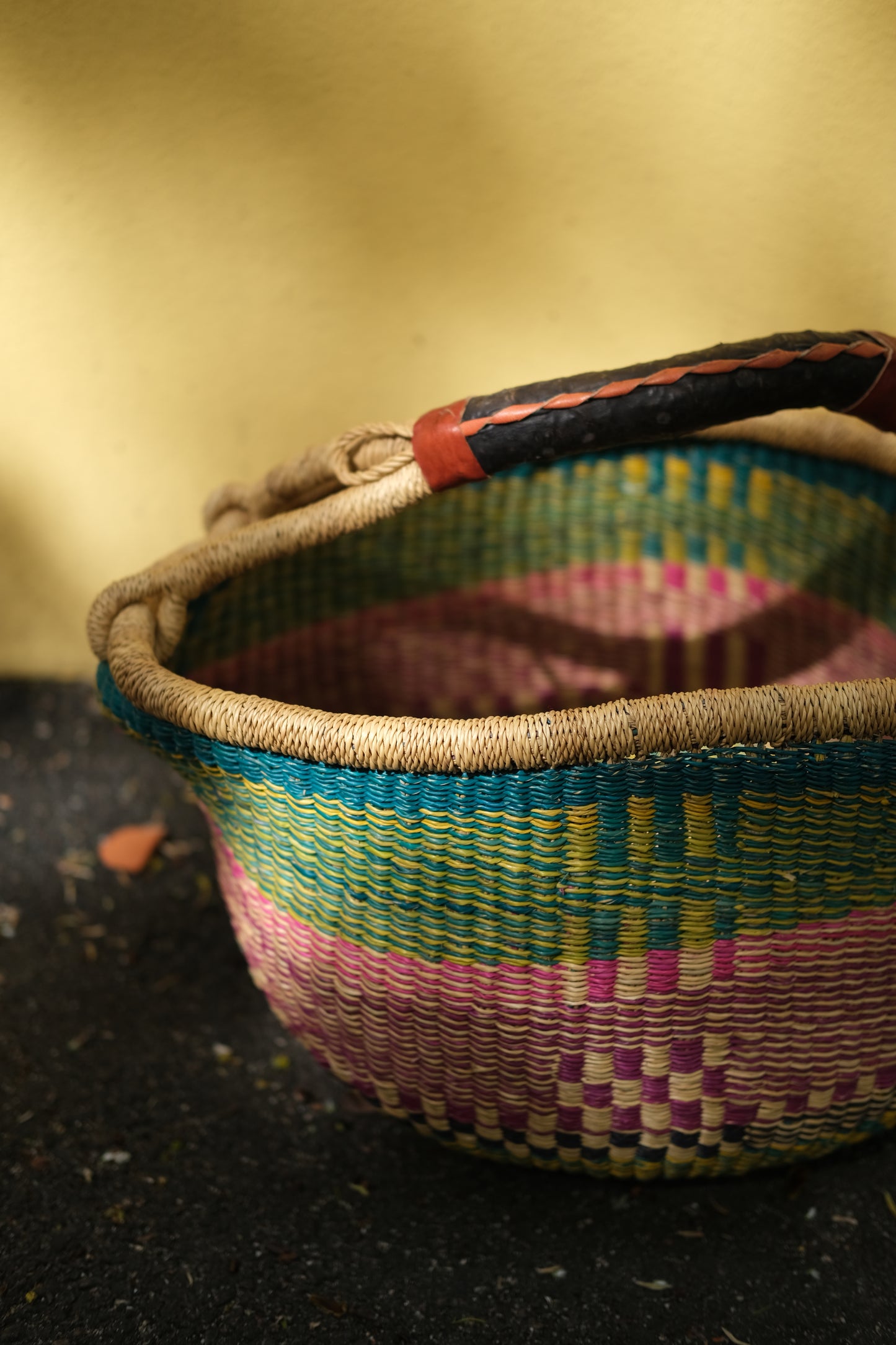 Fargerik bolga kurv av steppegress - stor