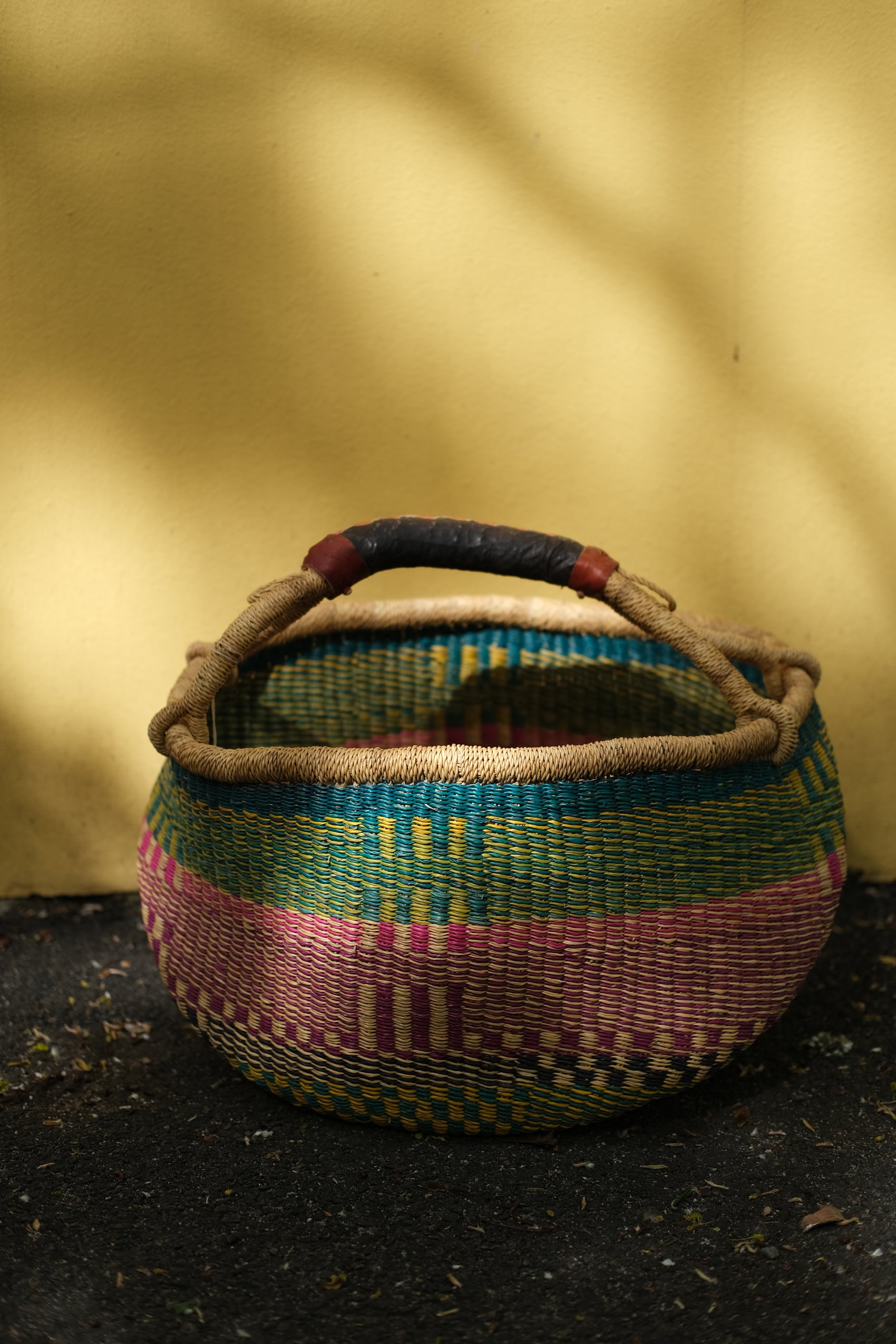 Fargerik bolga kurv av steppegress - stor