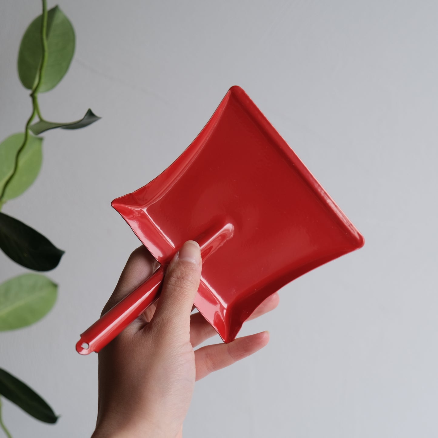 Kost og feiebrett til små hender