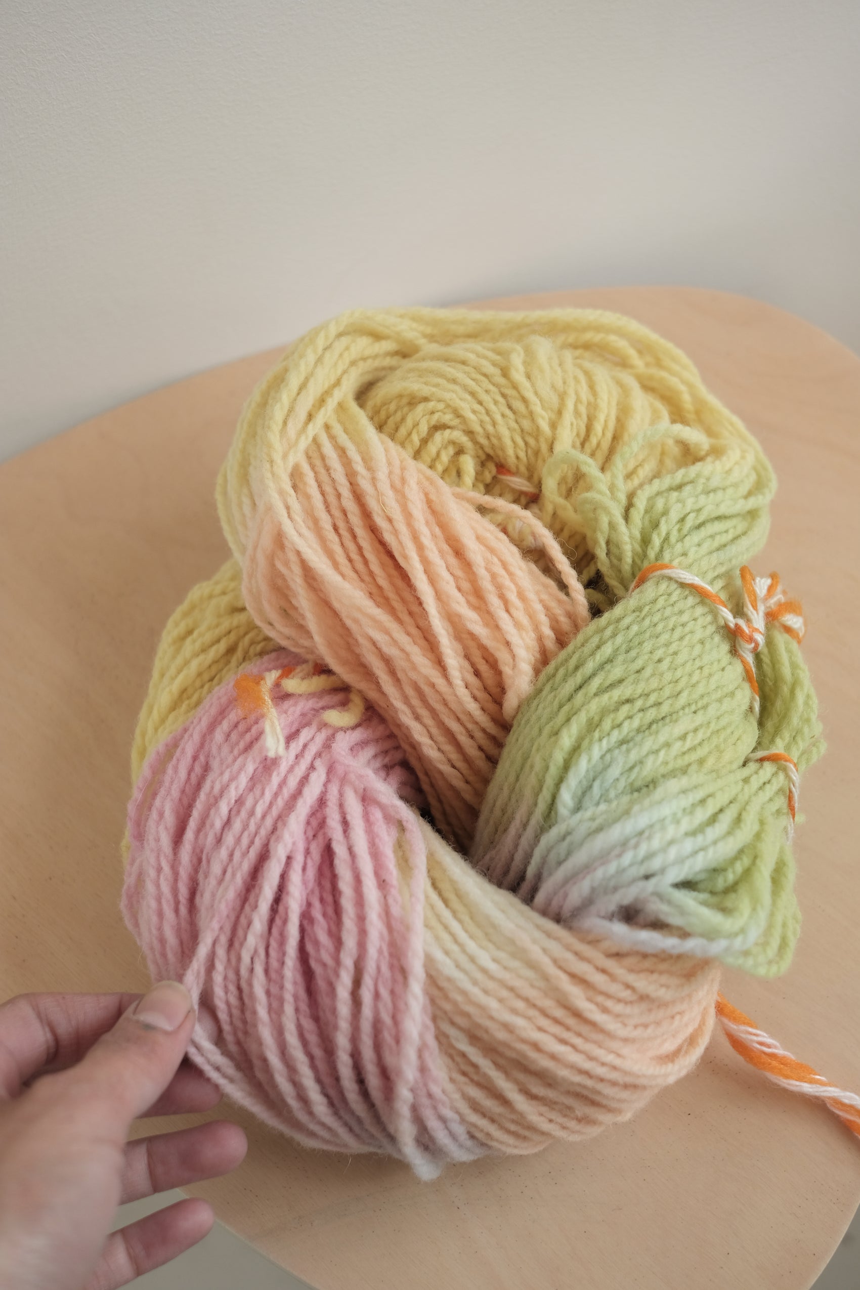 Plantefarget ullgarn - multifarget pastell - 100 g = 200 m