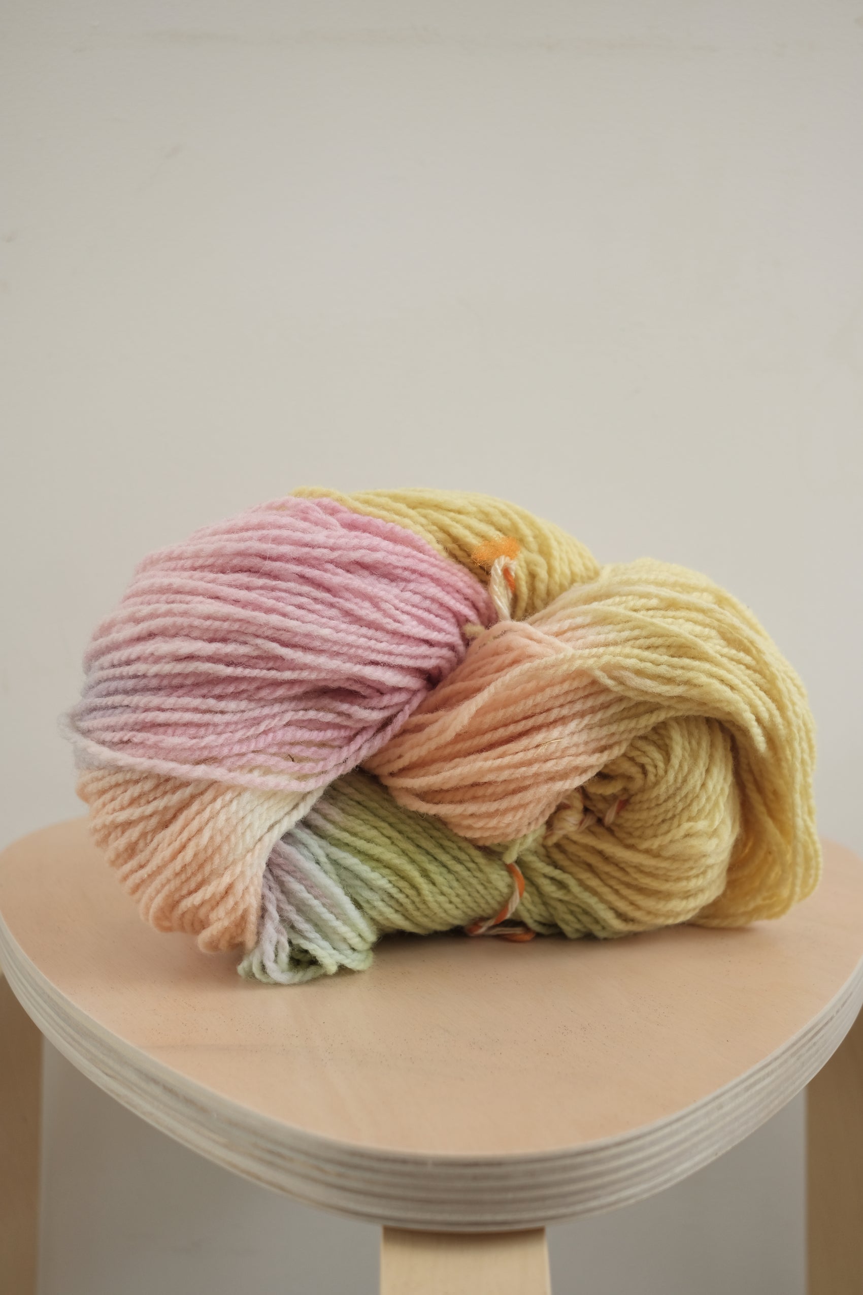 Plantefarget ullgarn - multifarget pastell - 100 g = 200 m