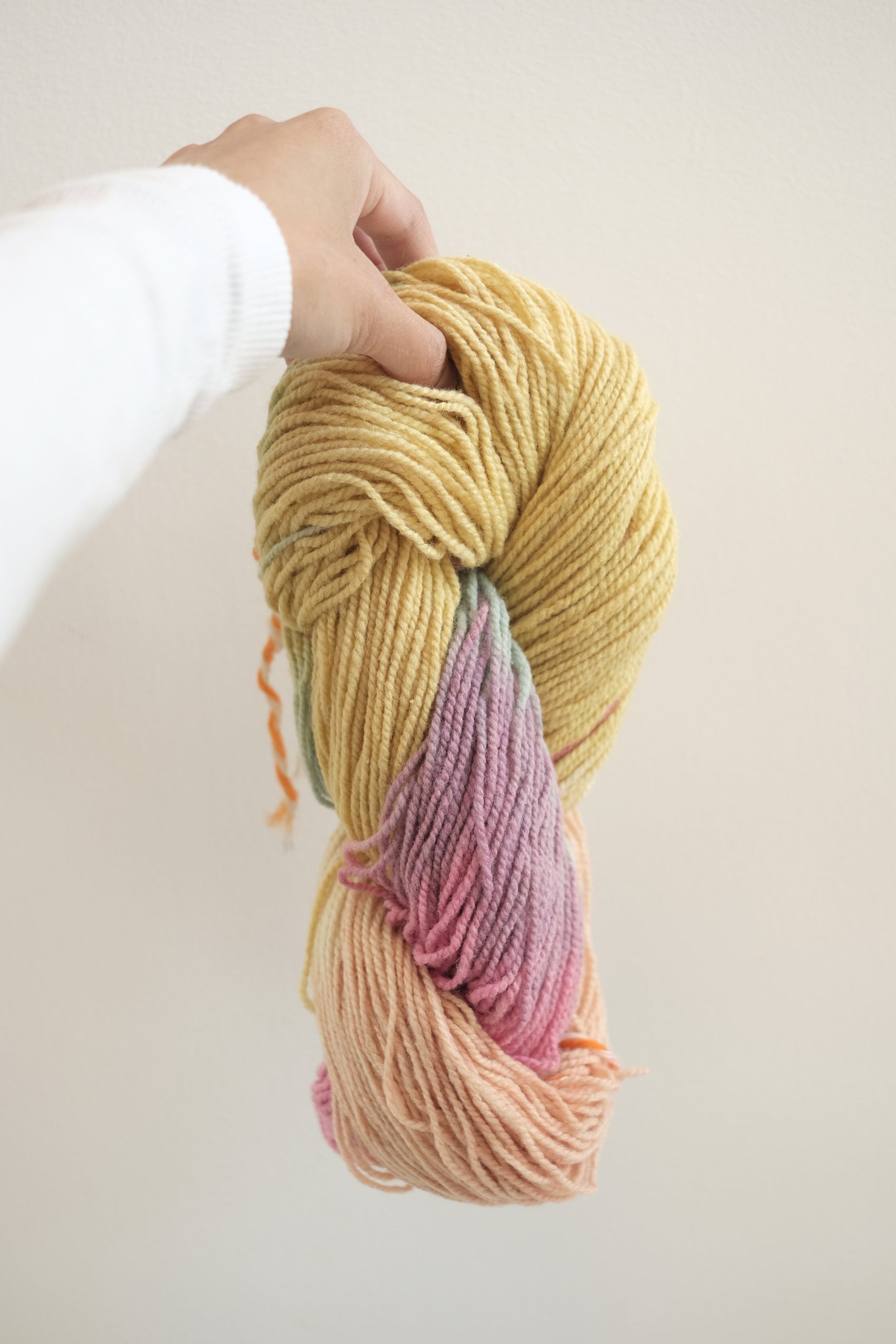 Plantefarget garn i ull/silke - multifarget pastell - 100 g = 300 m