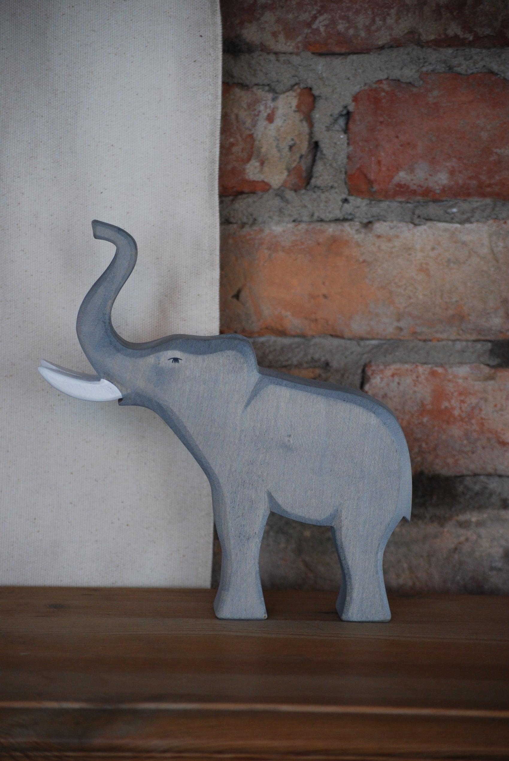 Elephant male trumpeting - trefigur