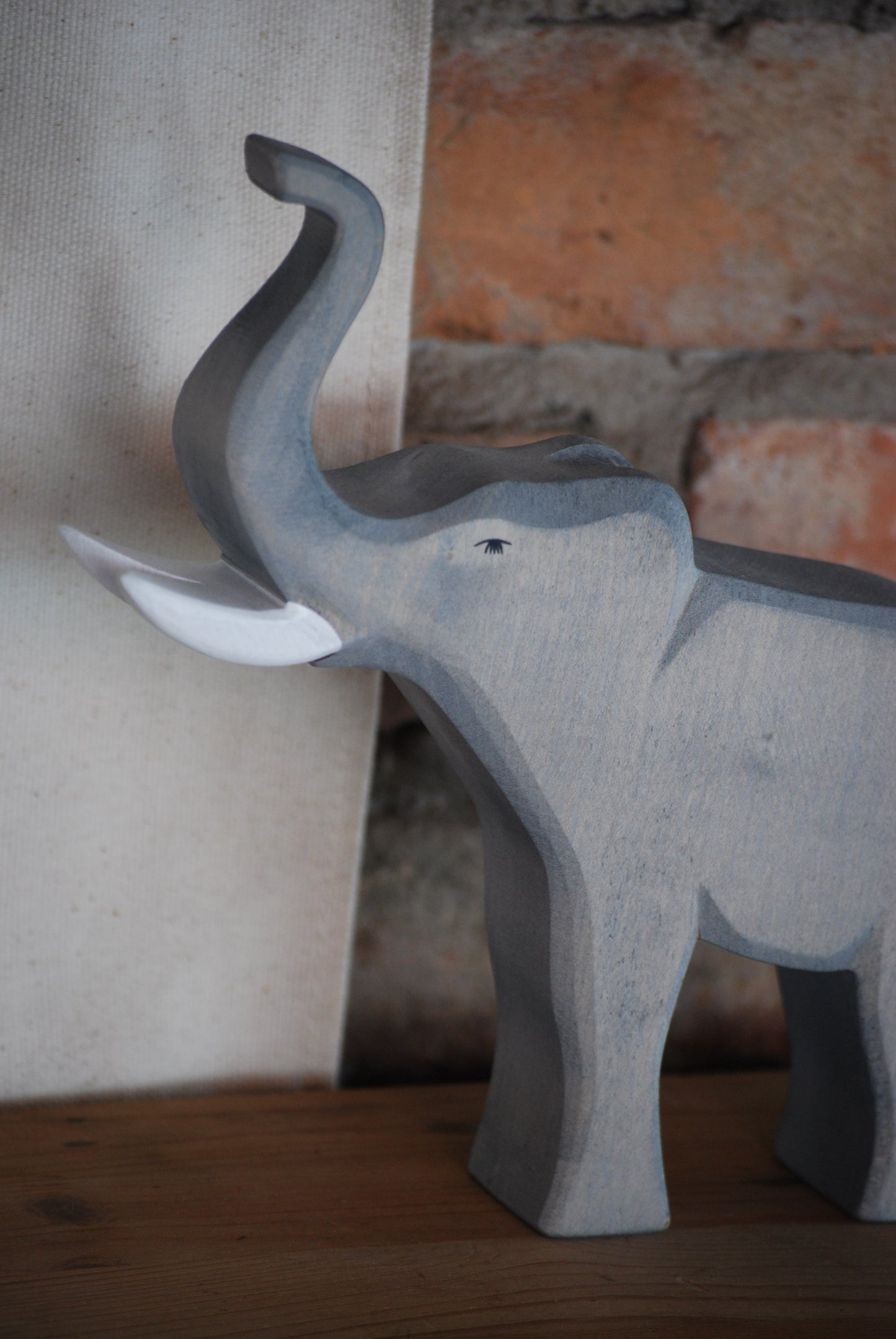 Elephant male trumpeting - trefigur