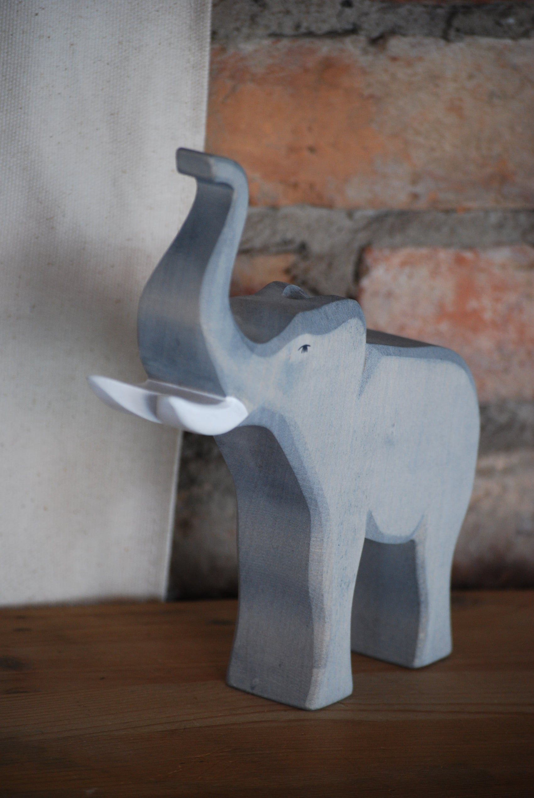 Elephant male trumpeting - trefigur