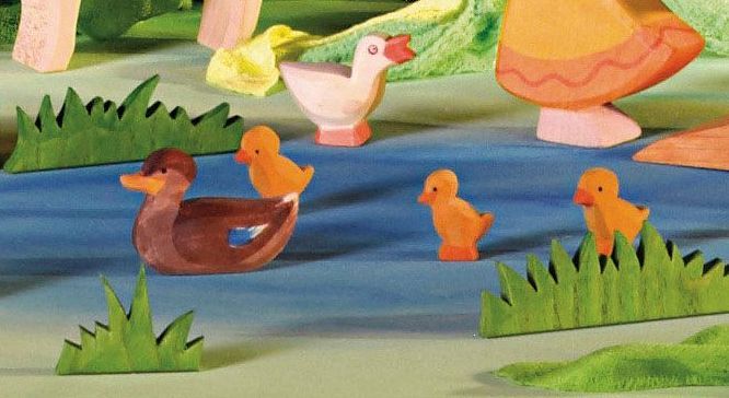 Duck swimming - trefigur