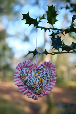 Hjerte med rysjekant - håndlaget av gjenbrukt tekstil