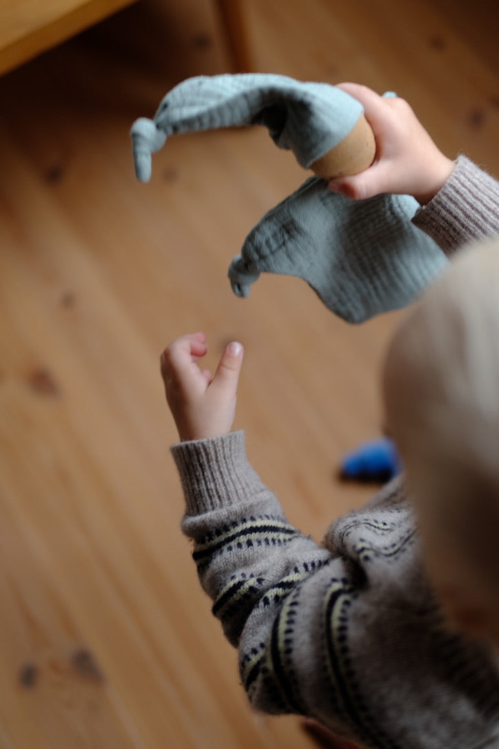 Imp - turquoise koseklutdukke - 23cm