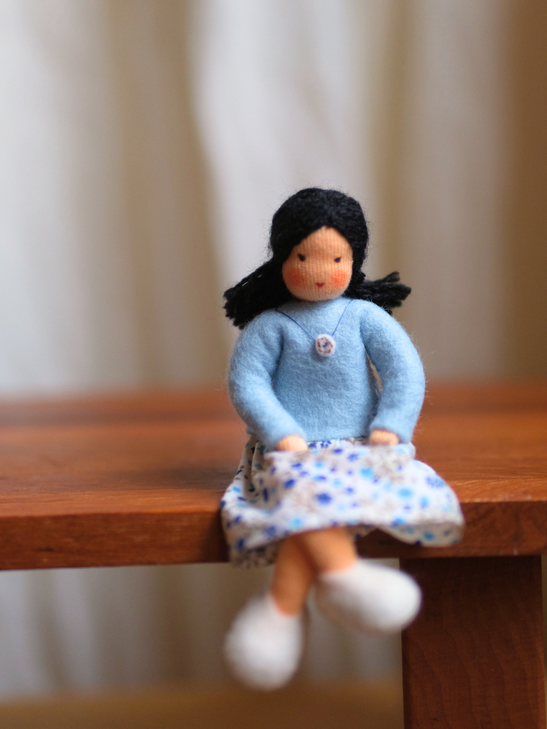 Håndlaget samlefigur i ull - Daniella (12 cm)