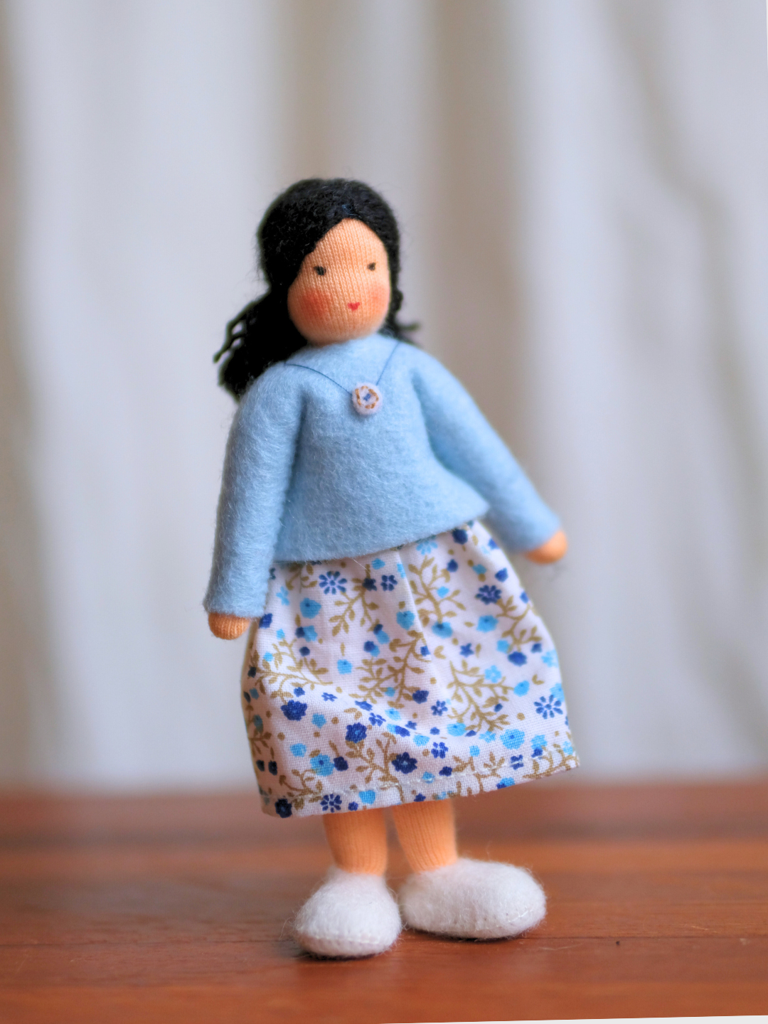 Håndlaget samlefigur i ull - Daniella (12 cm)