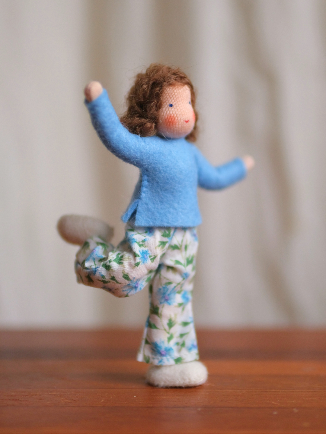 Håndlaget samlefigur i ull - Doris (12 cm)