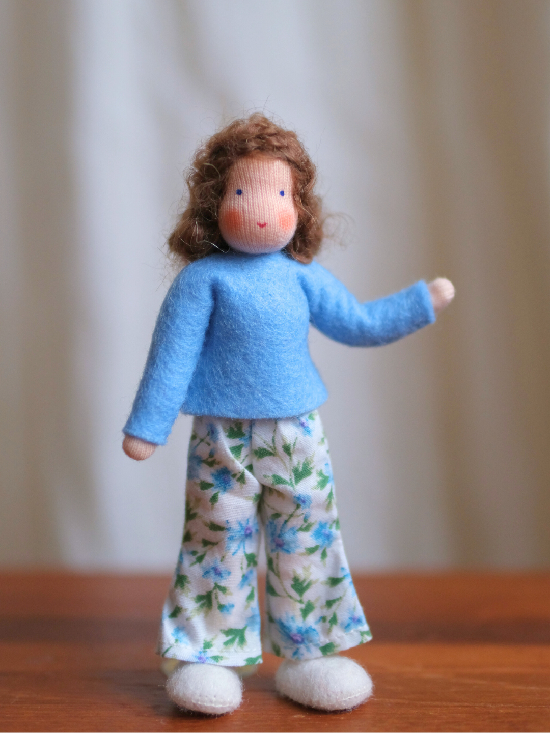 Håndlaget samlefigur i ull - Doris (12 cm)