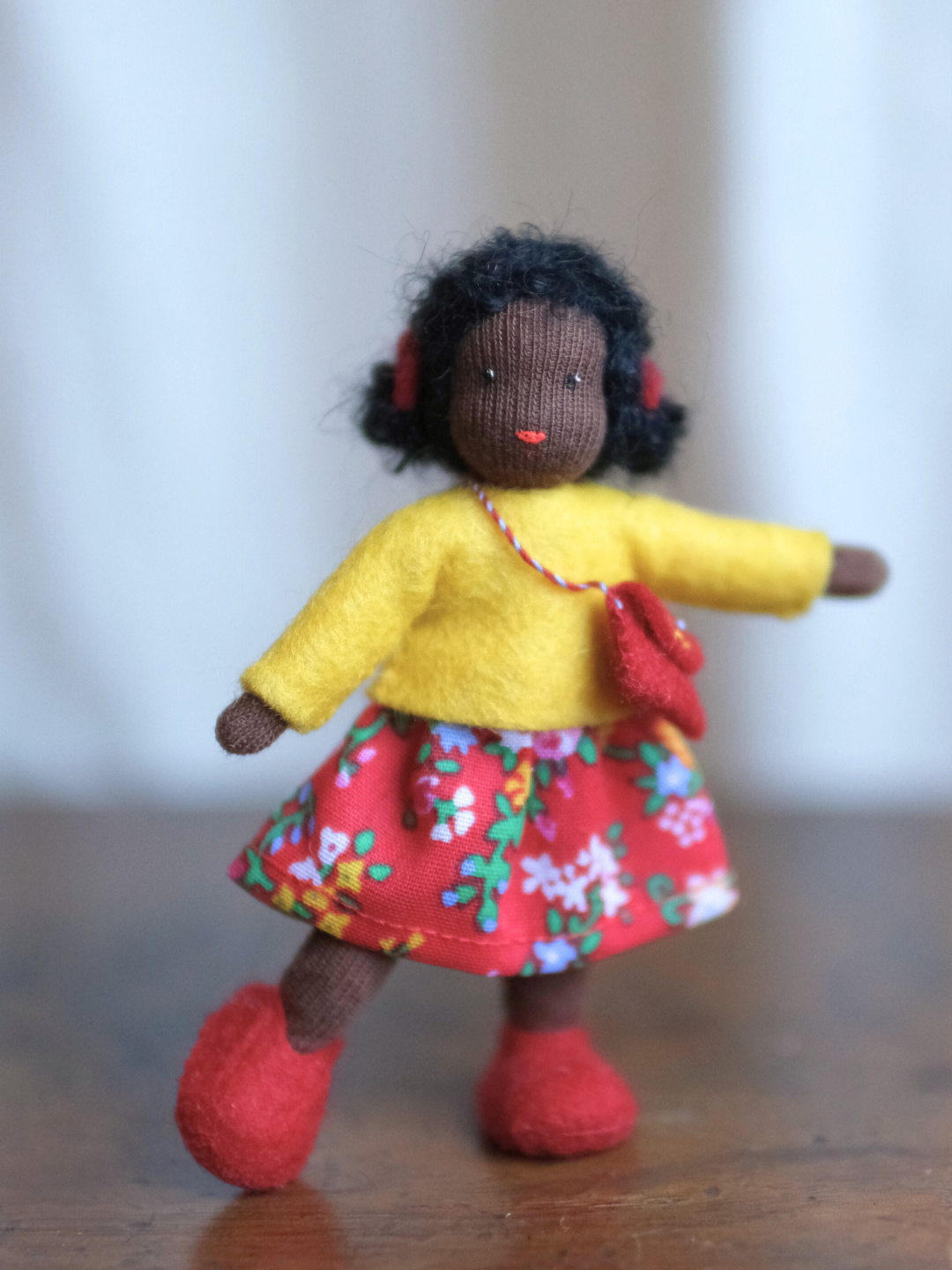 Håndlaget samlefigur i ull - Ellen (8 cm)